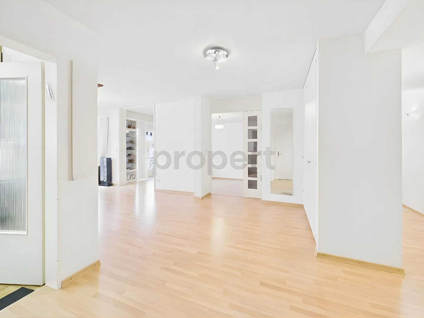 Appartement spacieux de 5,5 pièces avec balcon à Riehen - Photo 2 sur 11