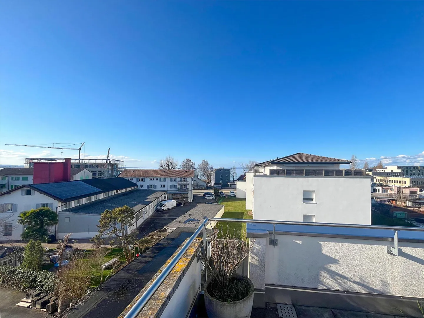 Cozy 3.5-room penthouse apartment with garage and lake view - Photo 8 of 10