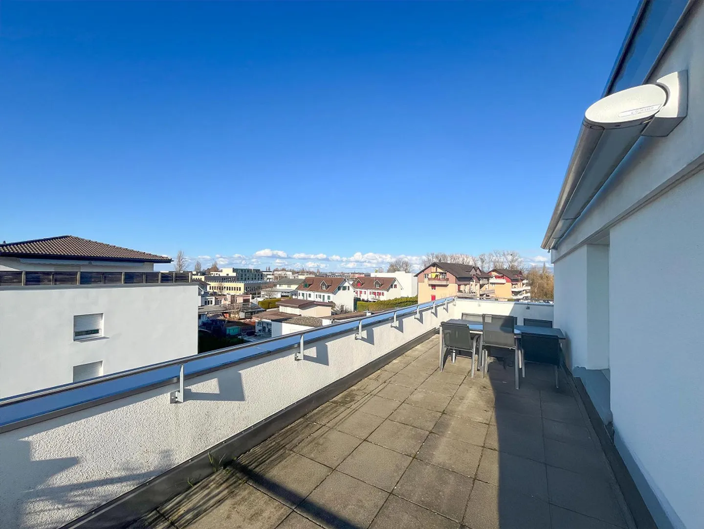 Cozy 3.5-room penthouse apartment with garage and lake view - Photo 9 of 10