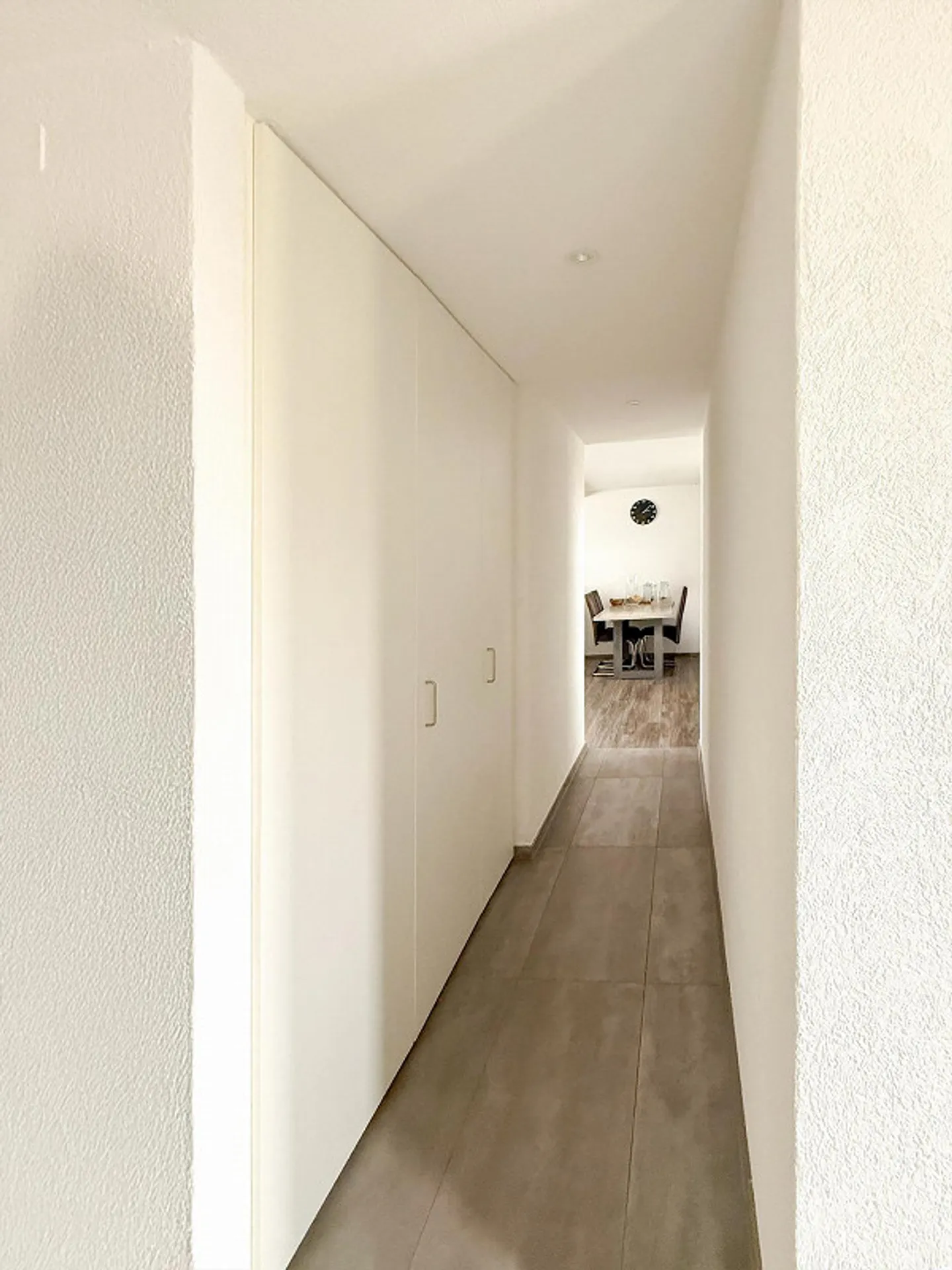 Cozy 3.5-room penthouse apartment with garage and lake view - Photo 4 of 10