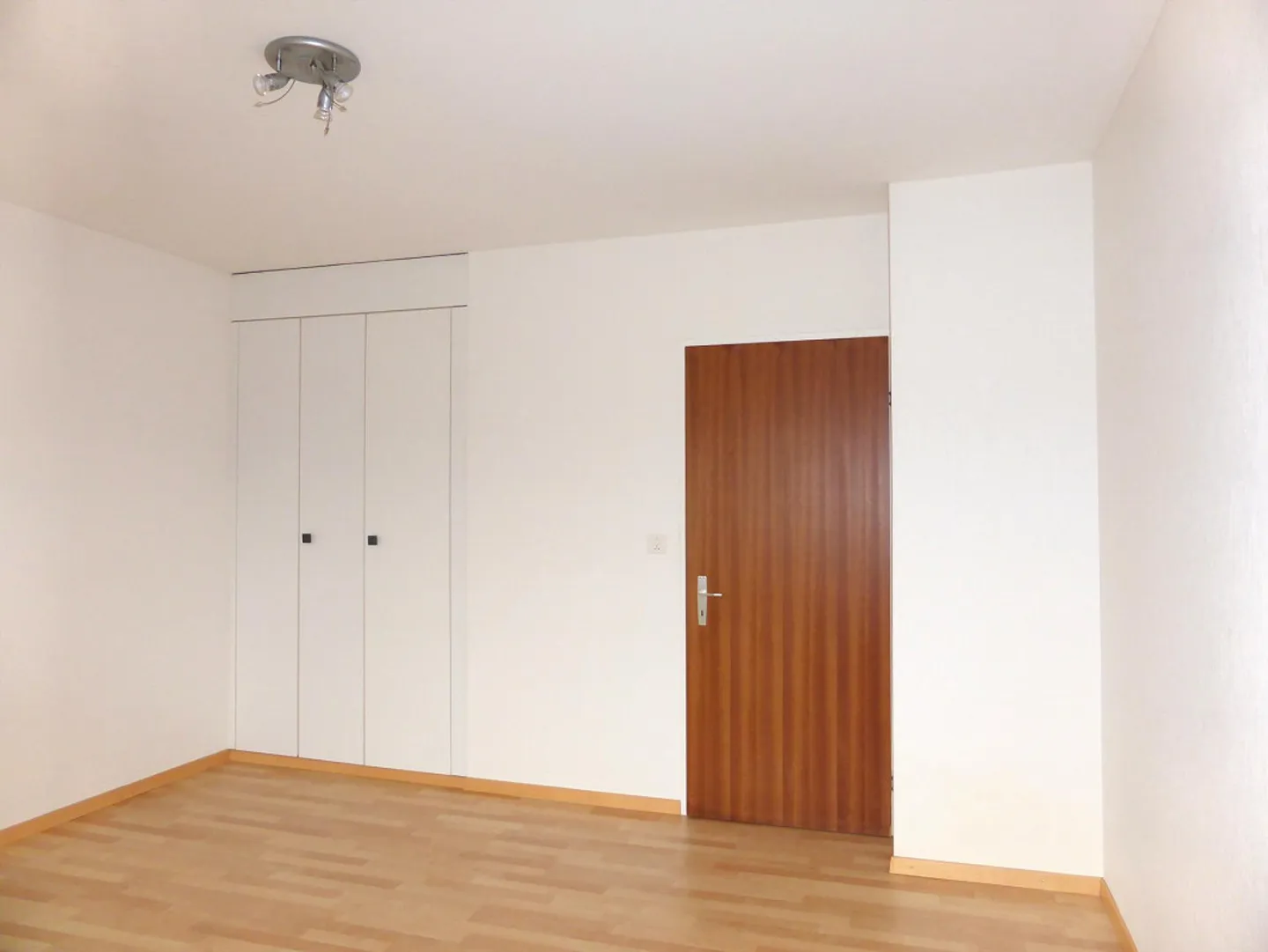 Sunny Studio on the Raised Ground Floor - Photo 2 of 4