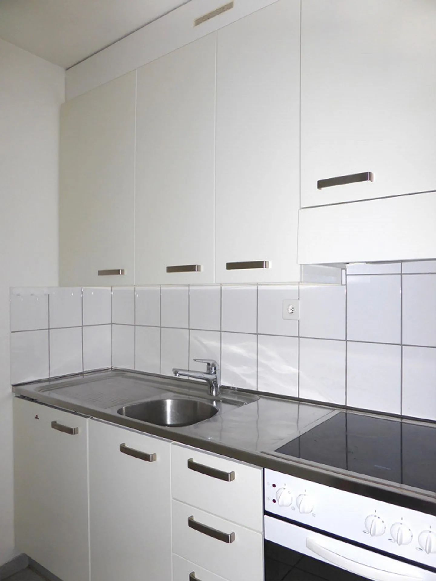 Sunny Studio on the Raised Ground Floor - Photo 3 of 4