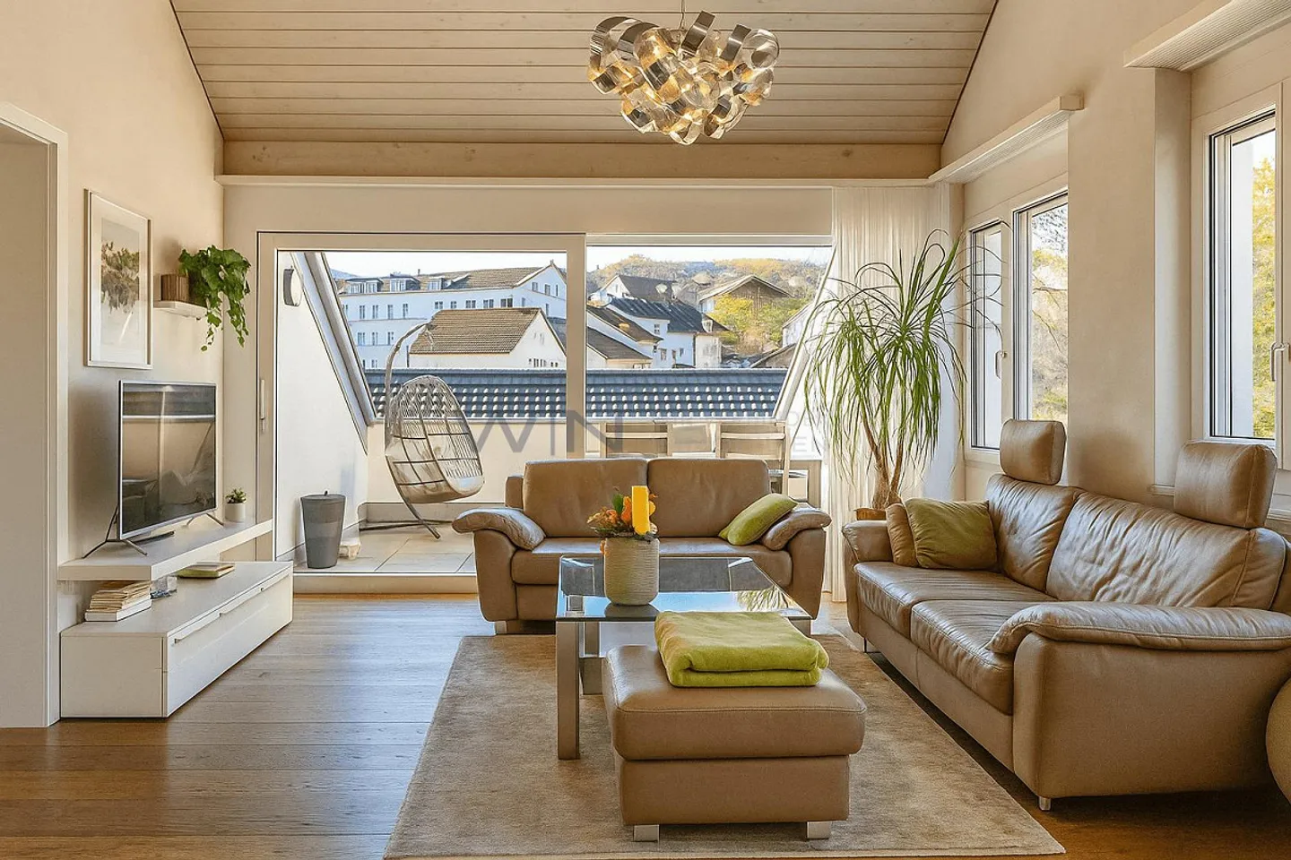 Where Light and Panorama Set the Tone - Photo 1 of 10