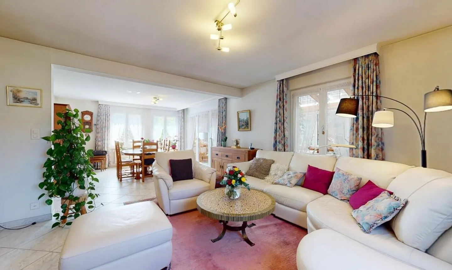 Spacious villa with high potential and independent apartment - Photo 3 of 11