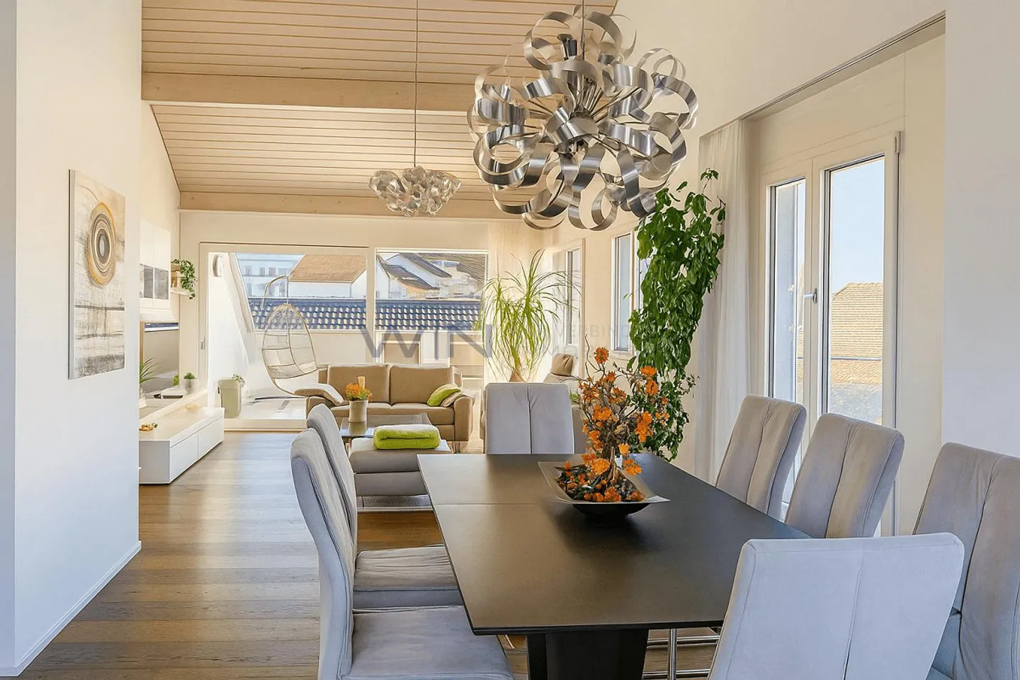 Where Light and Panorama Set the Tone - Photo 3 of 10