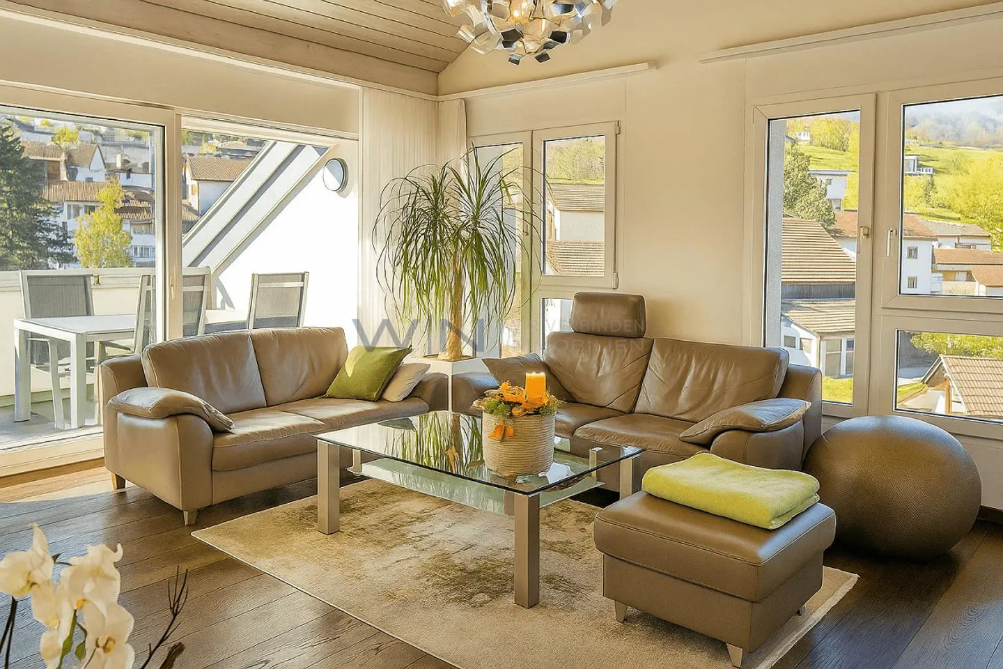 Where Light and Panorama Set the Tone - Photo 5 of 10