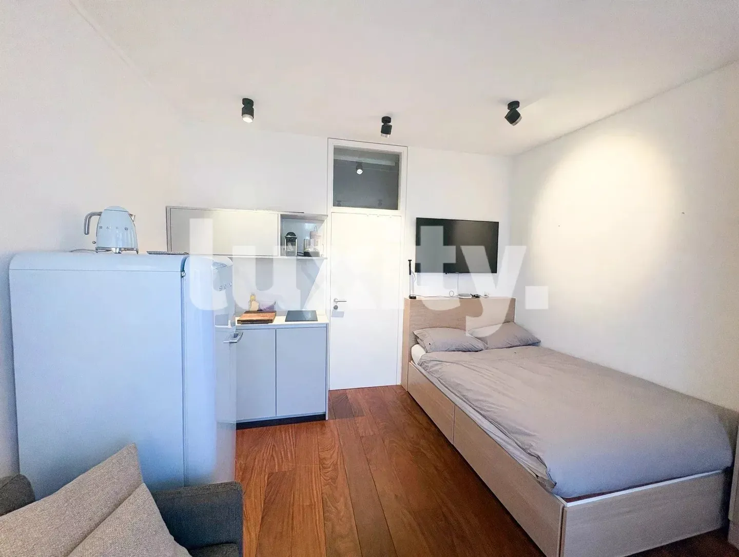 HIGH-END FURNISHED STUDIO WITH TERRACE - Photo 2 of 4