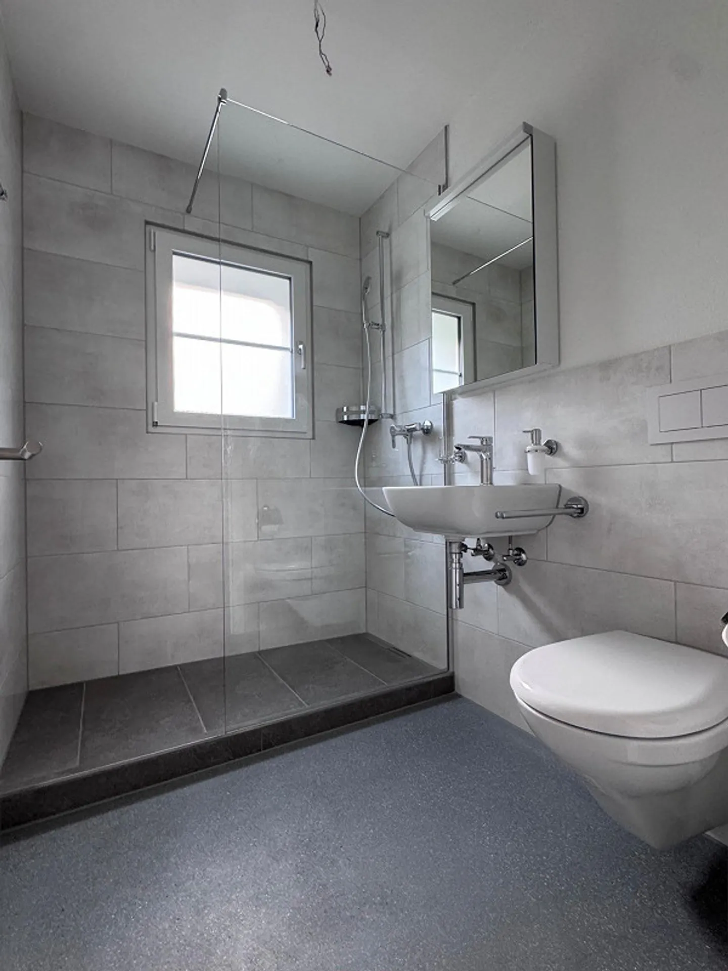 Appartement 4 pièces entièrement rénové directement à la gare de Langwies - Photo 2 sur 10