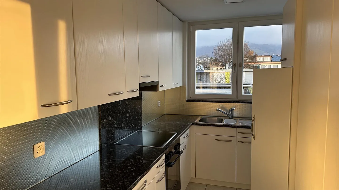 Appartement en attique de 3,5 pièces récemment rénové dans une maison privée à 2 familles - Photo 1 sur 12