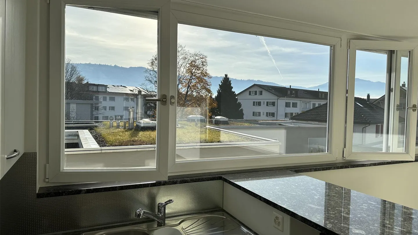 Appartement en attique de 3,5 pièces récemment rénové dans une maison privée à 2 familles - Photo 2 sur 12