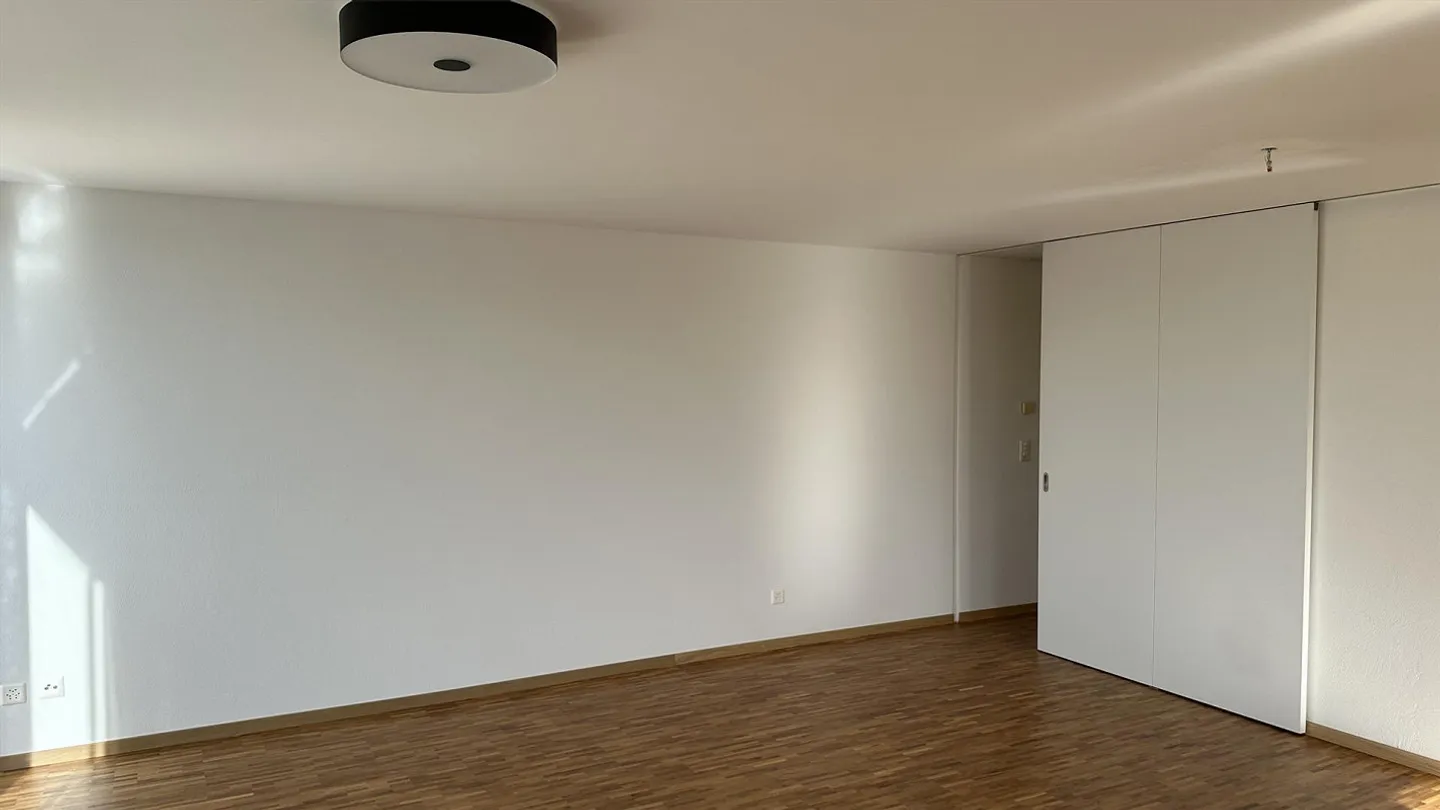 Appartement en attique de 3,5 pièces récemment rénové dans une maison privée à 2 familles - Photo 5 sur 12