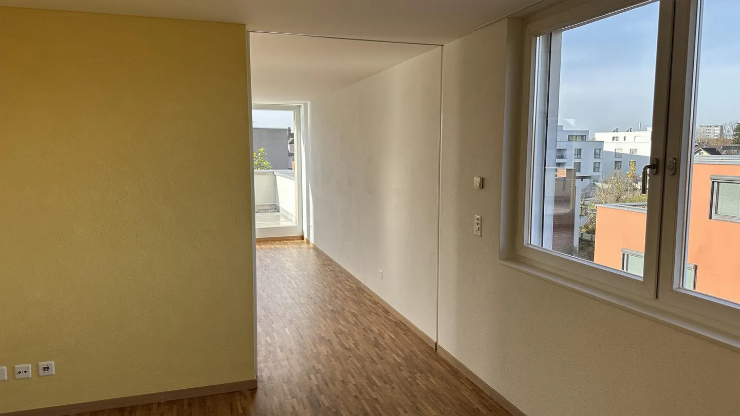 Appartement en attique de 3,5 pièces récemment rénové dans une maison privée à 2 familles - Photo 7 sur 12