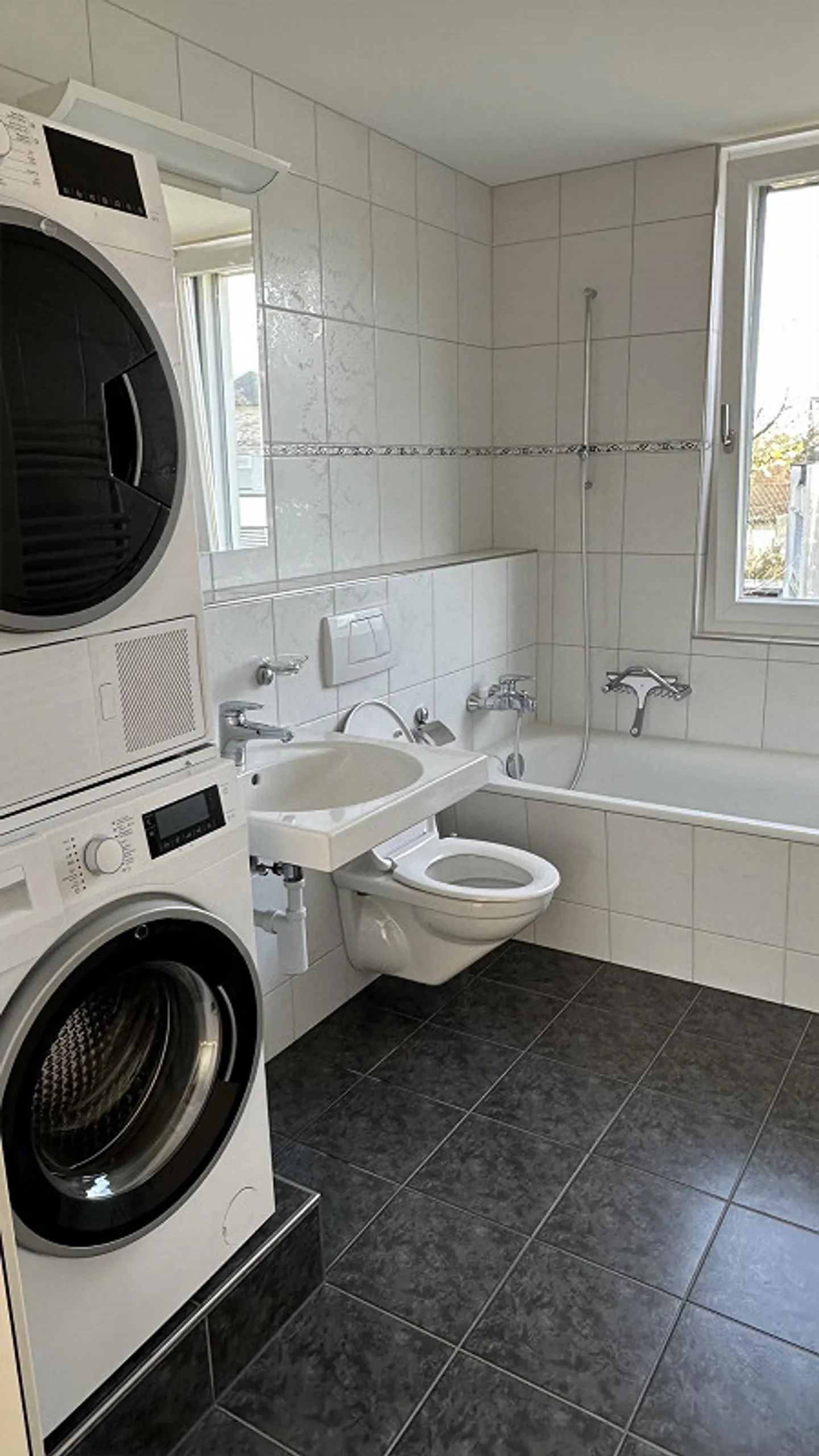 Appartement en attique de 3,5 pièces récemment rénové dans une maison privée à 2 familles - Photo 8 sur 12