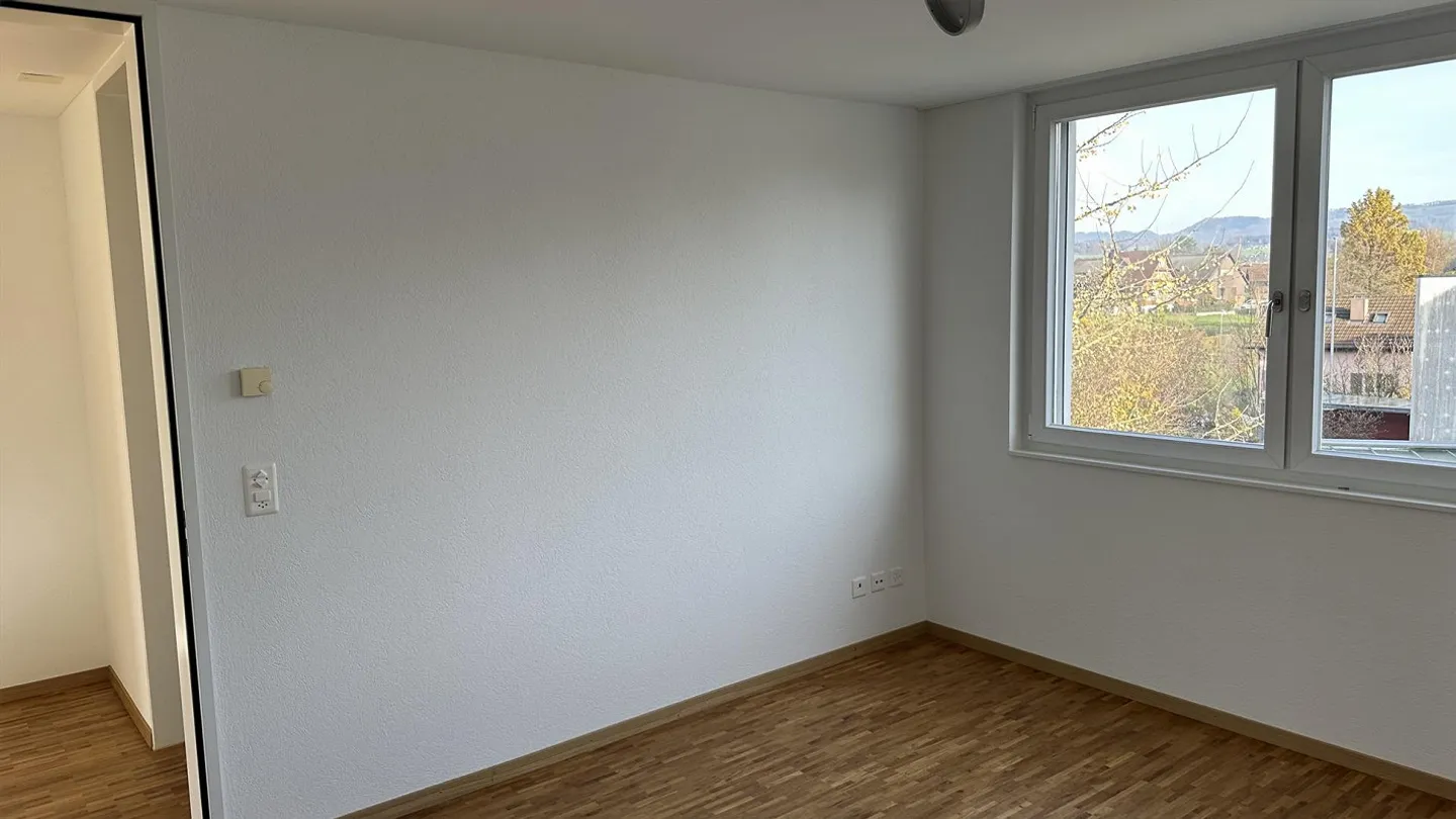 Appartement en attique de 3,5 pièces récemment rénové dans une maison privée à 2 familles - Photo 10 sur 12