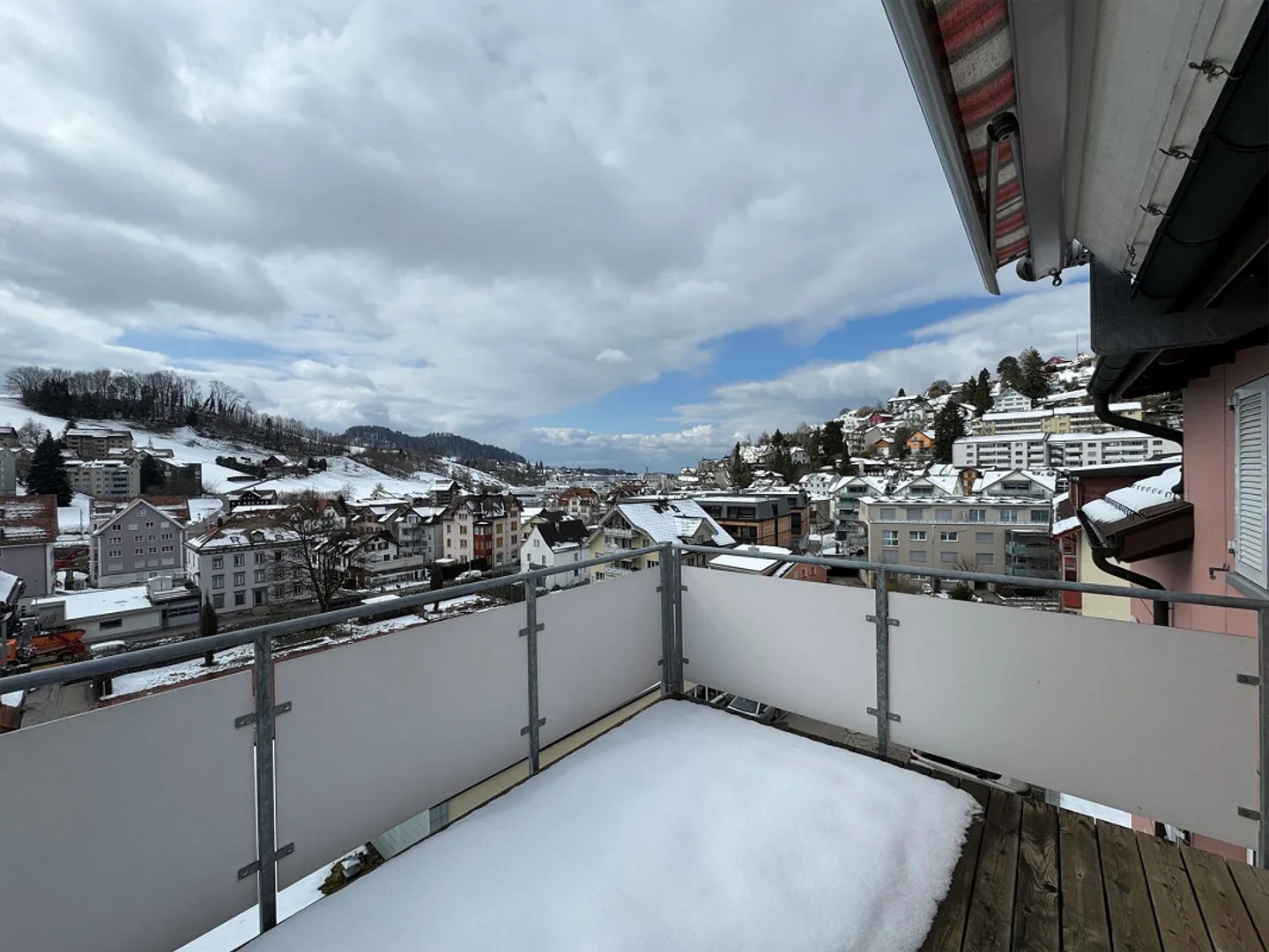 Vivere con vista: Incantevole appartamento mansardato di 3,5 locali a Herisau - Foto 2 di 10