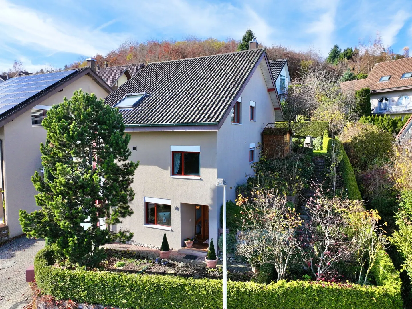 MAISON INDIVIDUELLE SPACIEUSE DE 7,5 PIÈCES DANS UN ENDROIT ENSOLEILLÉ - Photo 2 sur 11