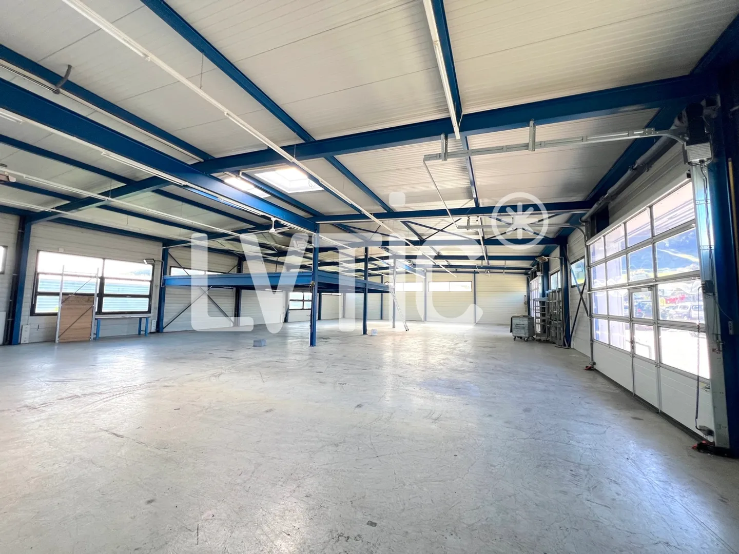 Oltre 1800 m2 di laboratori, magazzini e uffici in affitto a Moudon - Foto 1 di 7