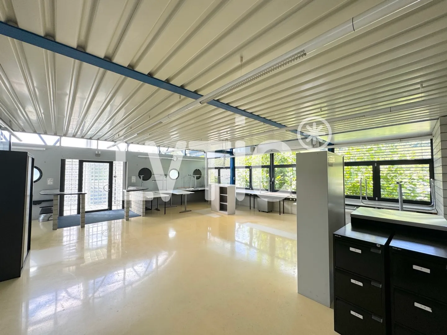 Oltre 1800 m2 di laboratori, magazzini e uffici in affitto a Moudon - Foto 2 di 7