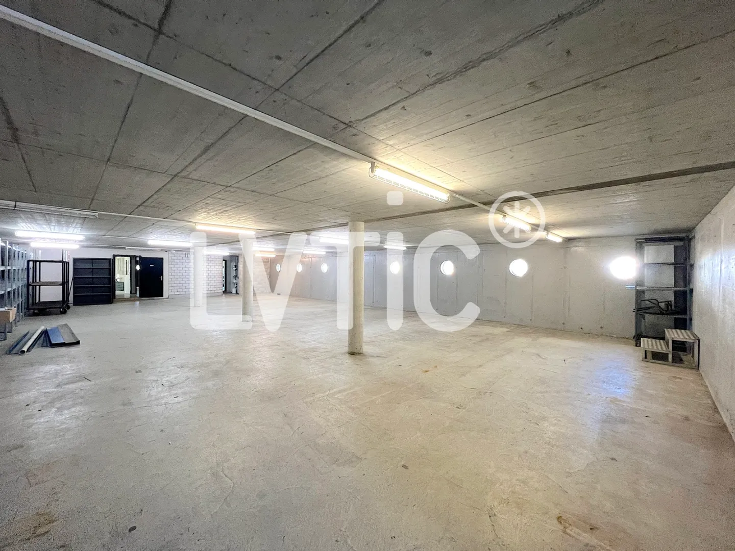 Oltre 1800 m2 di laboratori, magazzini e uffici in affitto a Moudon - Foto 3 di 7