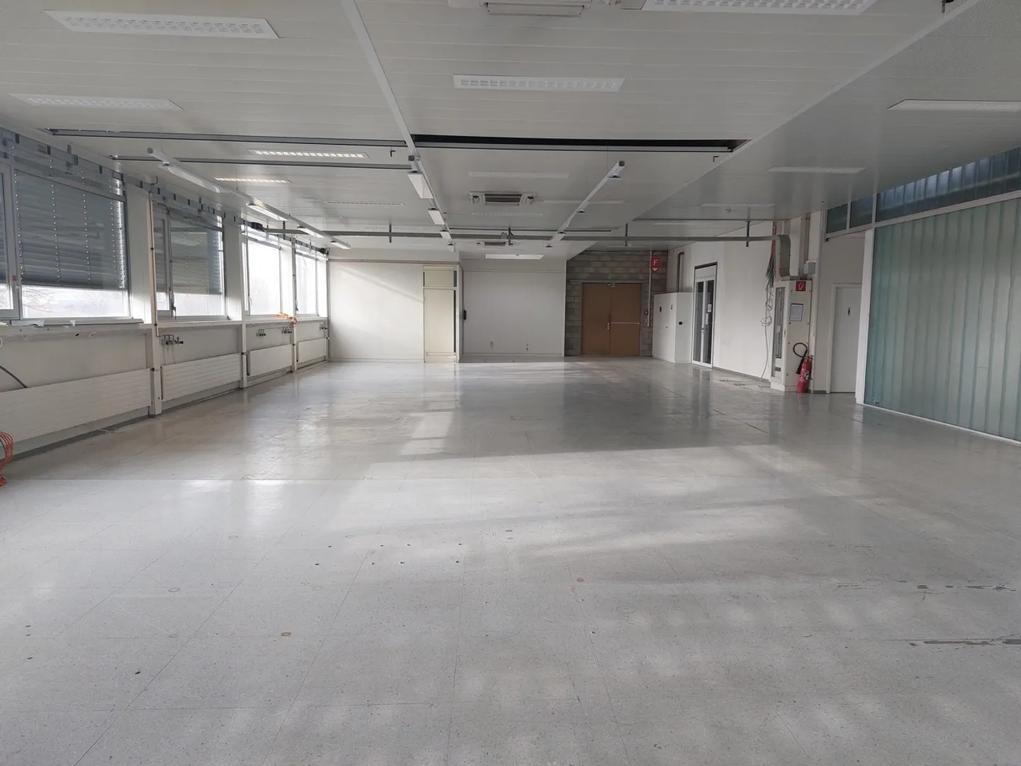 Atelier spacieux à louer - Photo 3 sur 11