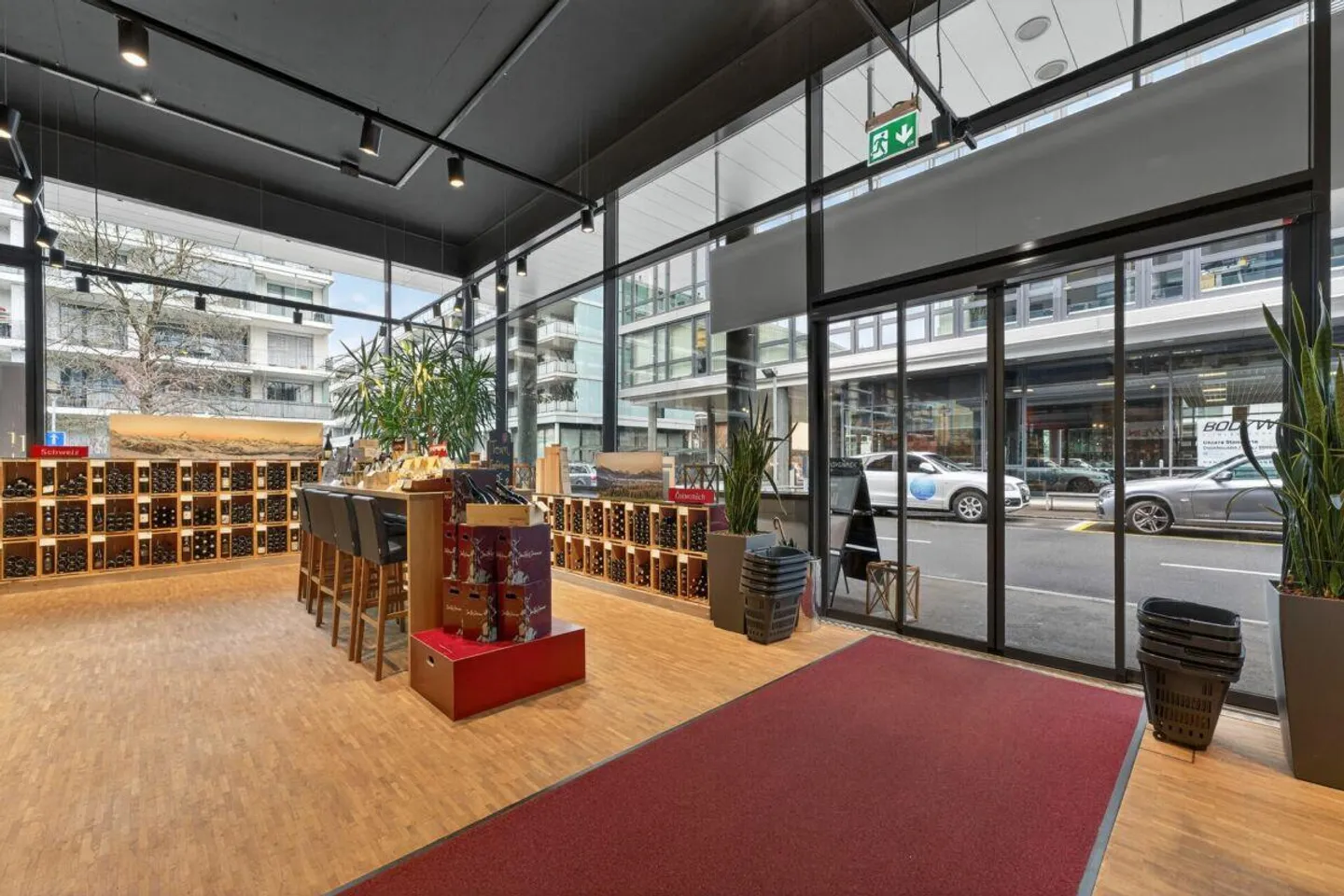 Overheight commercial/office spaces on the ground floor - Photo 3 of 10