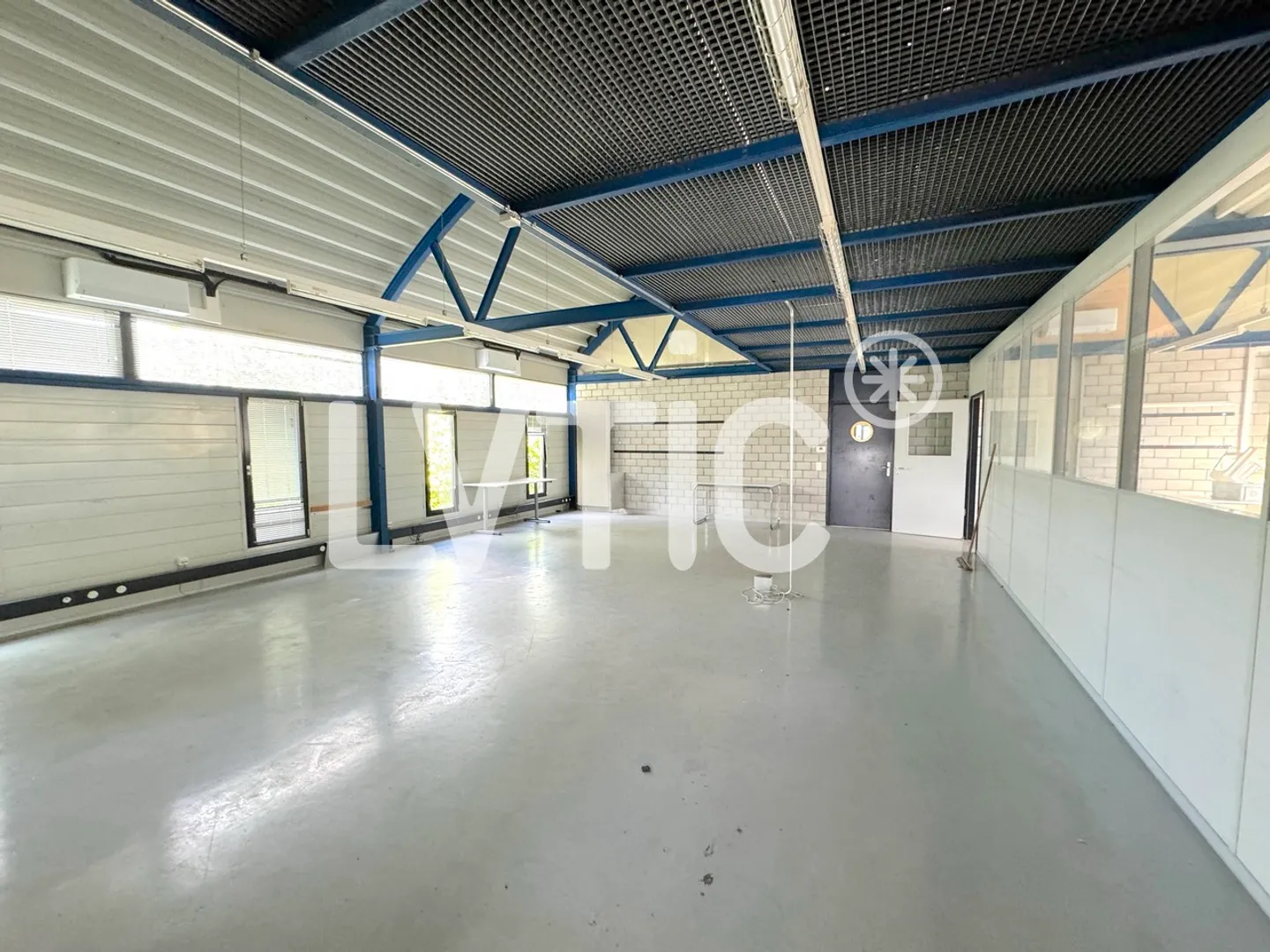 Oltre 1800 m2 di laboratori, magazzini e uffici in affitto a Moudon - Foto 4 di 7