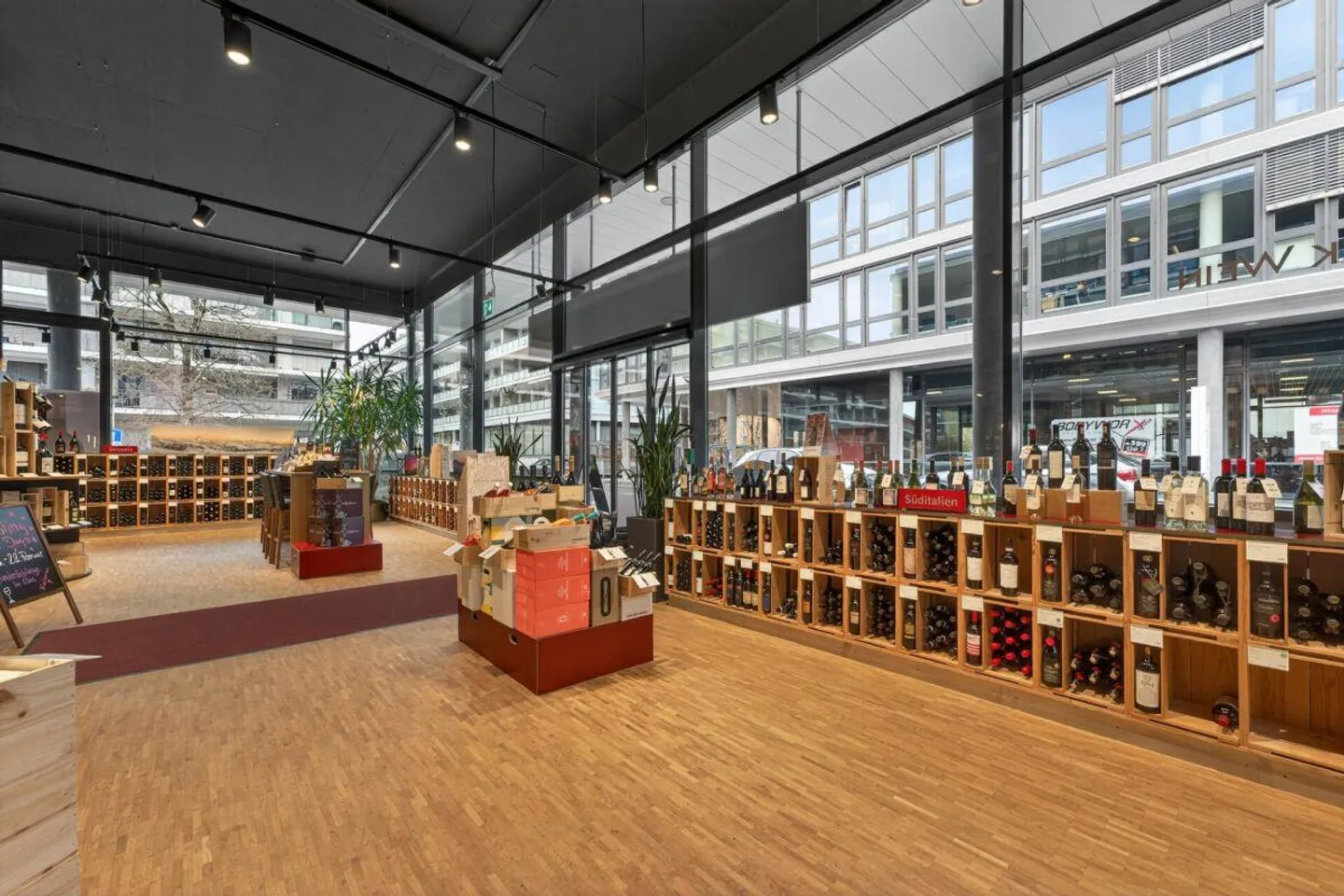 Overheight commercial/office spaces on the ground floor - Photo 7 of 10