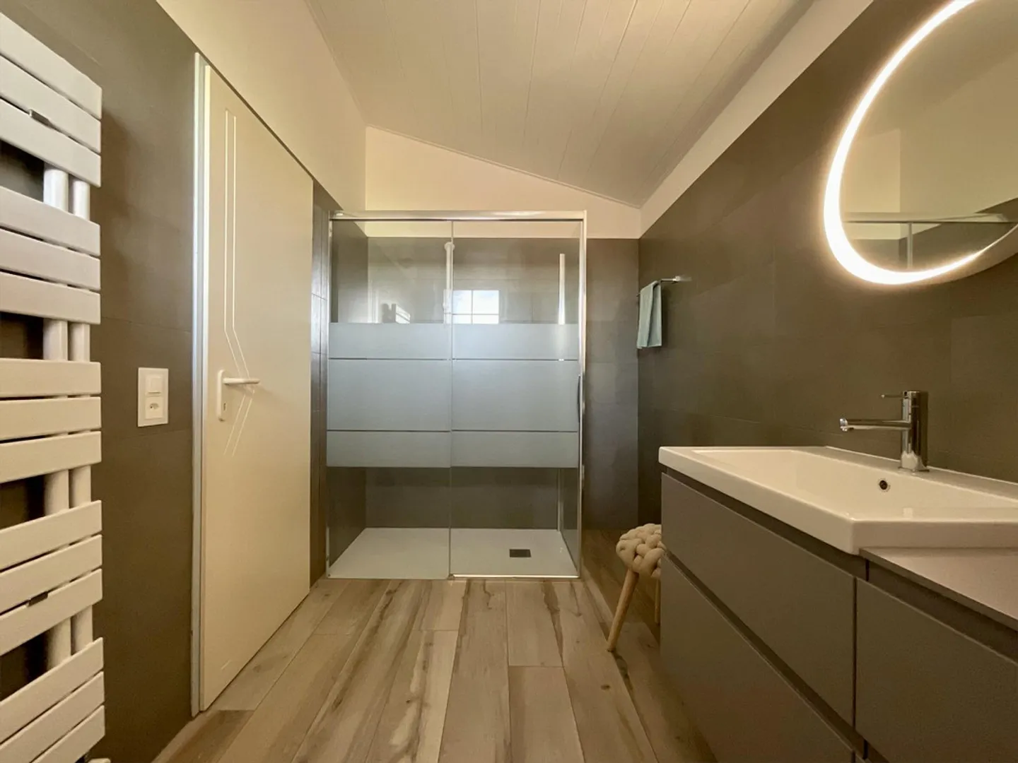 BEAUTIFUL AND SPACIOUS VILLA 7.5 ROOMS IN SAN PIETRO DI STABIO - Photo 7 of 9