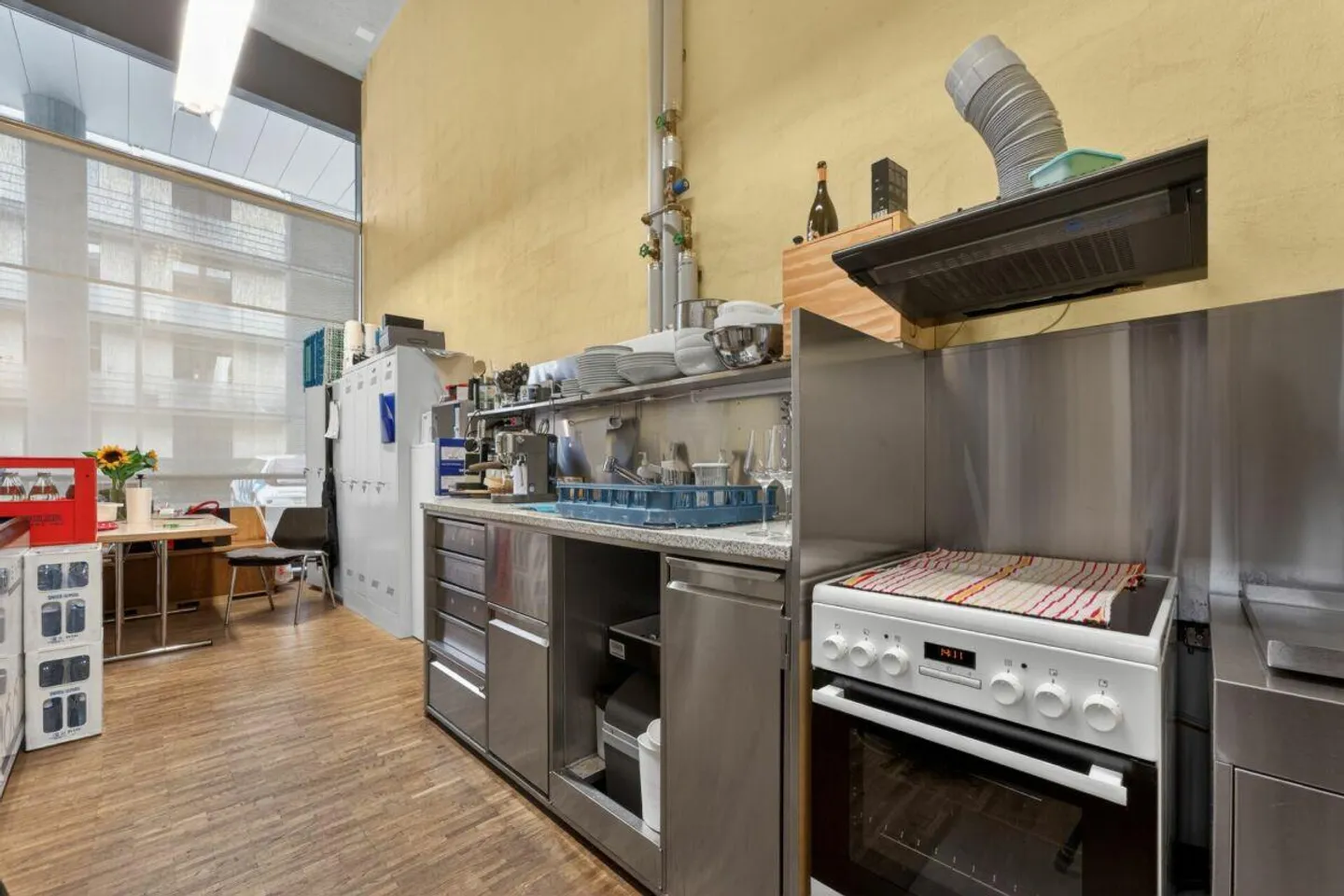 Overheight commercial/office spaces on the ground floor - Photo 8 of 10