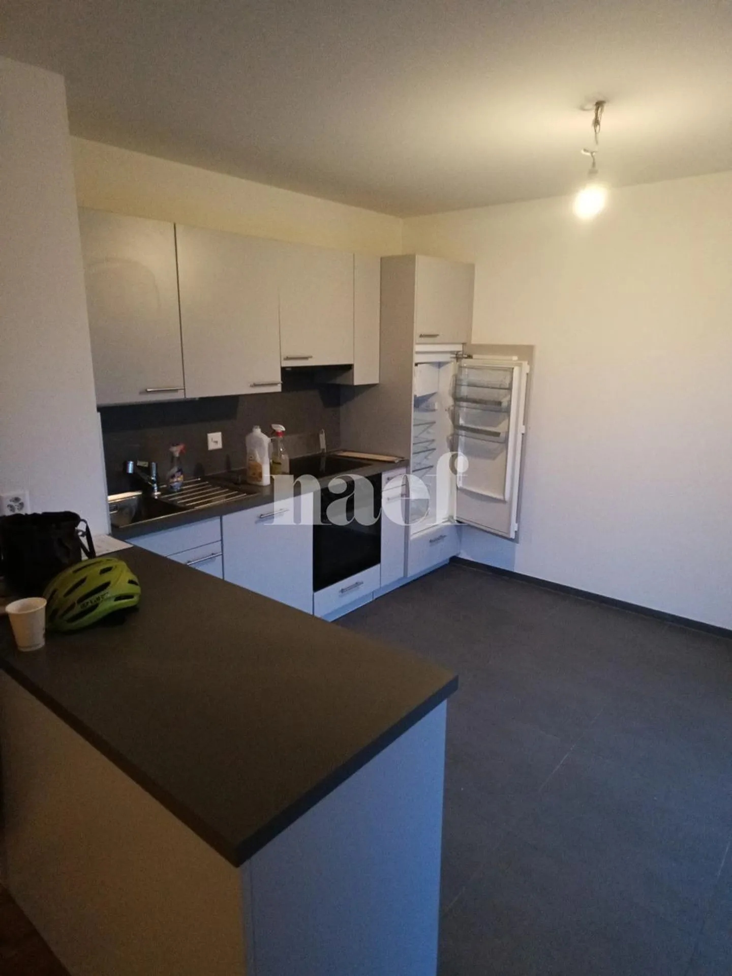 Appartement moderne avec terrasse - Photo 3 sur 9