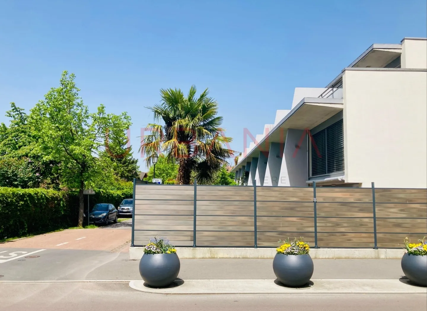 Angrenzende Villa mit 6 Zimmern, darunter 4 Schlafzimmer - 157 m² Wohnfläche - Foto 2 von 13