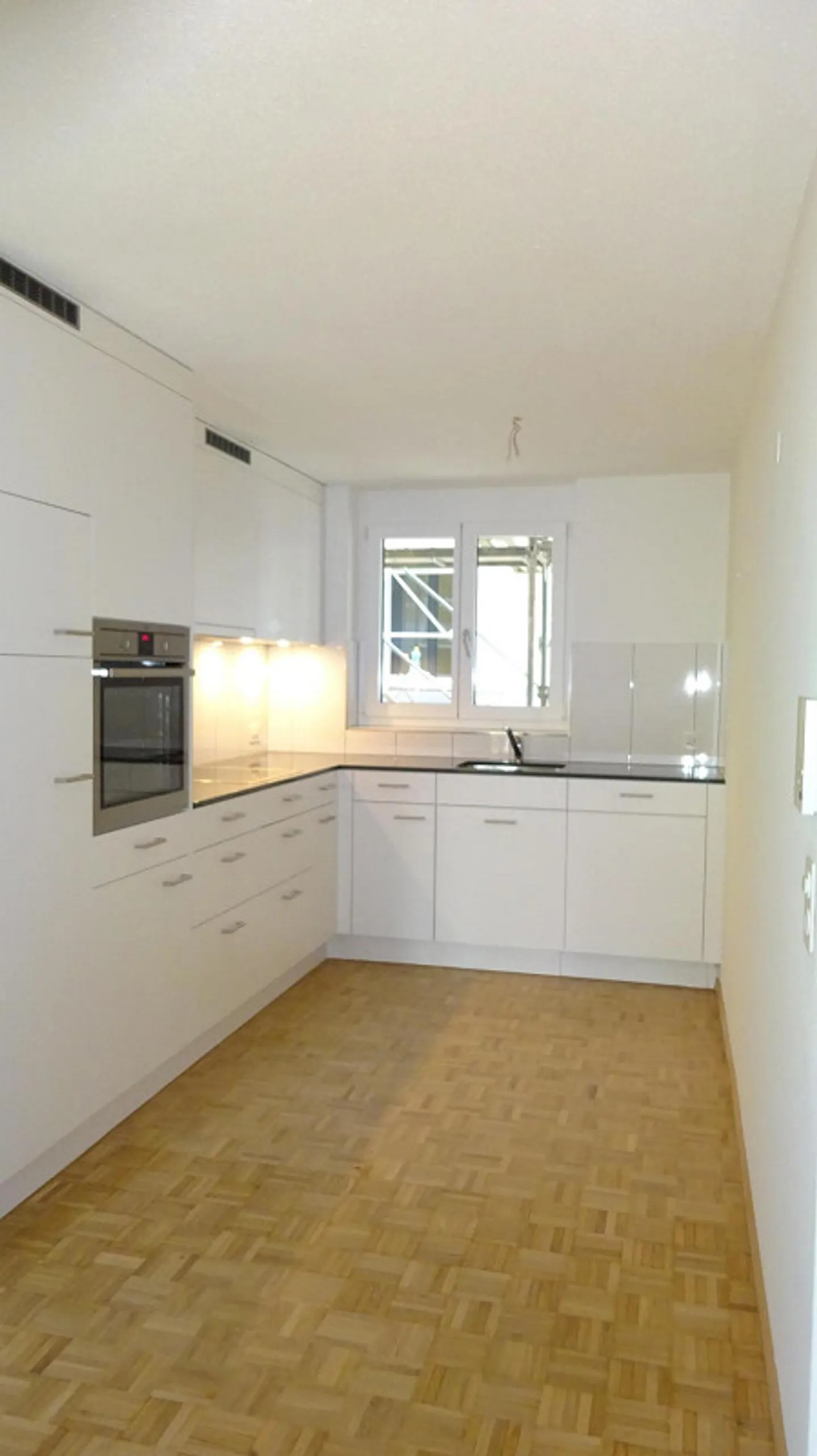 Appartement 3.5 pièces avec balcon au rez-de-chaussée dans un quartier résidentiel calme - Photo 2 sur 5