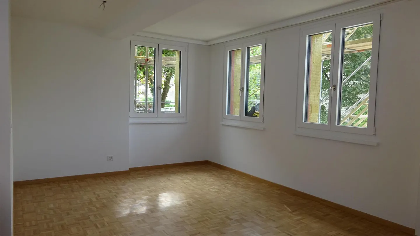 Appartement 3.5 pièces avec balcon au rez-de-chaussée dans un quartier résidentiel calme - Photo 4 sur 5