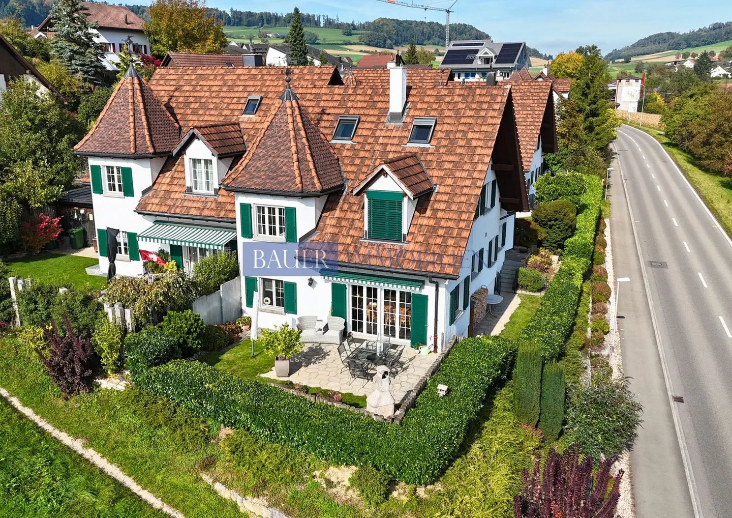 Maison familiale semi-détachée baignée de lumière avec charme, jardin et détails affectueux - Photo 1 sur 8