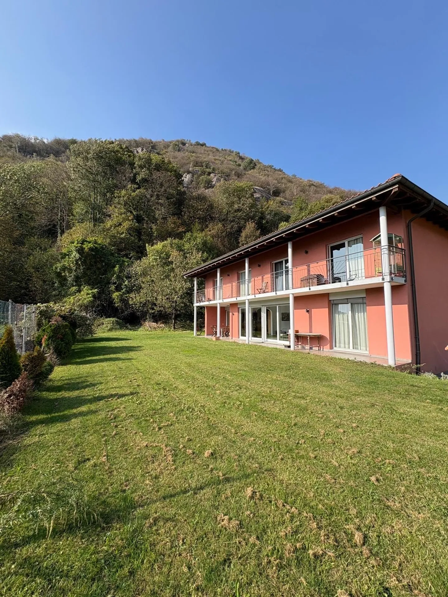 Grande casa con 6 camere da letto e grande giardino a Galbisio - Foto 1 di 19