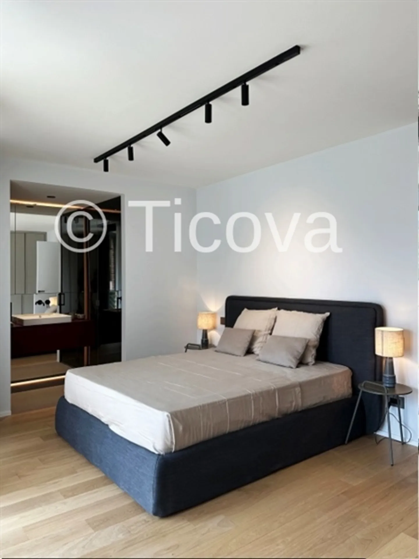 Modern Penthouse with Rooftop Terrace - Photo 10 of 20