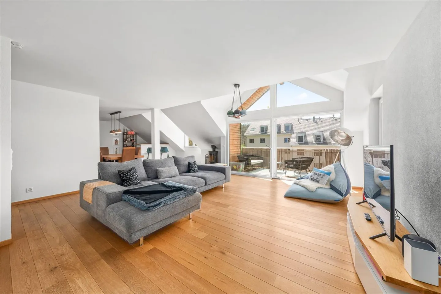 Contemporary and Bright Duplex - Ideal Central Location and Energy Performance - Photo 3 of 13