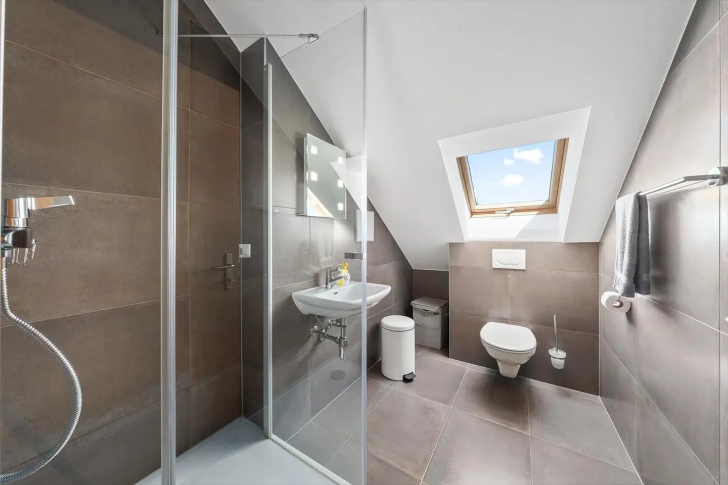 Contemporary and Bright Duplex - Ideal Central Location and Energy Performance - Photo 7 of 13