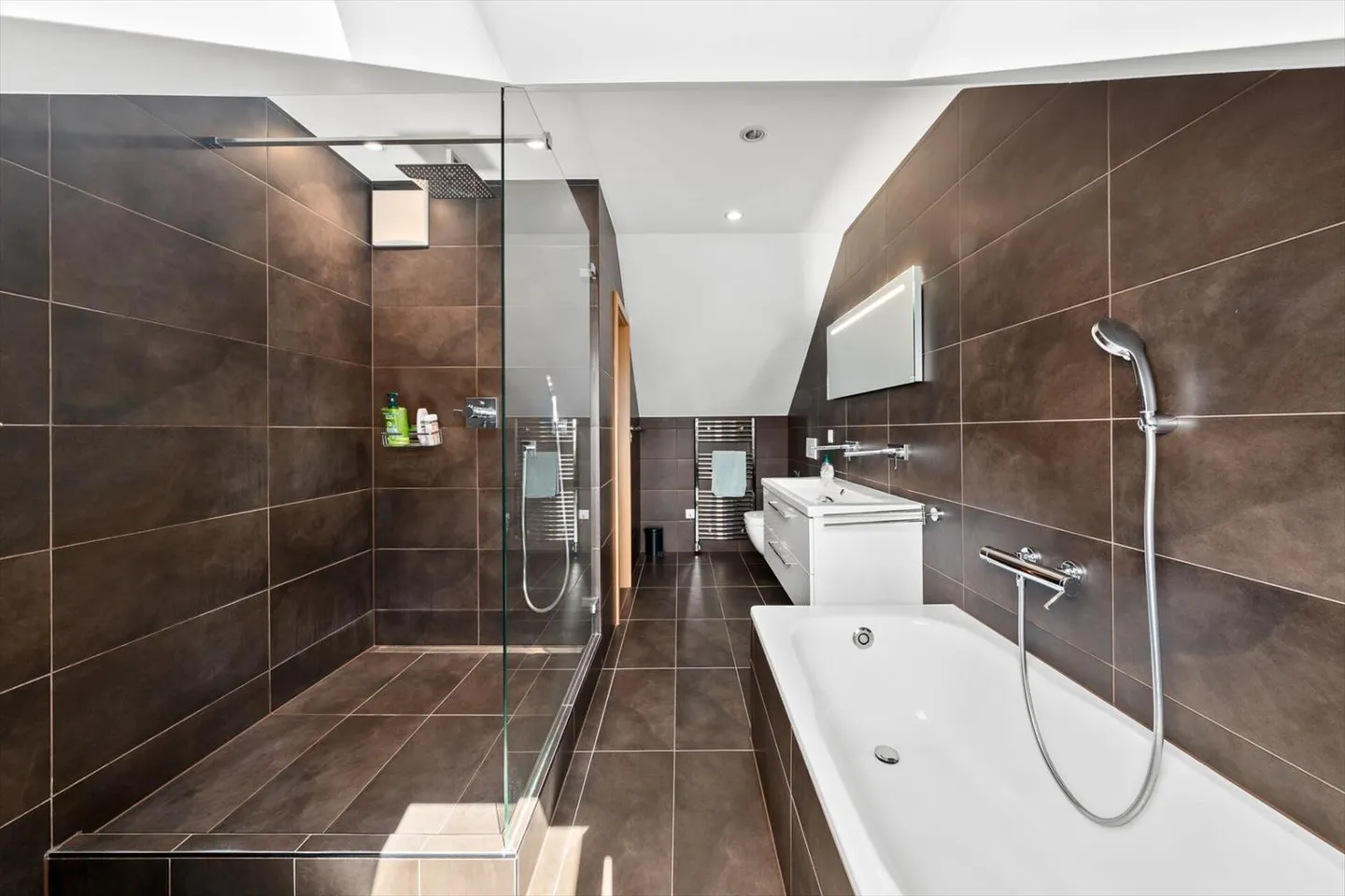 Contemporary and Bright Duplex - Ideal Central Location and Energy Performance - Photo 9 of 13