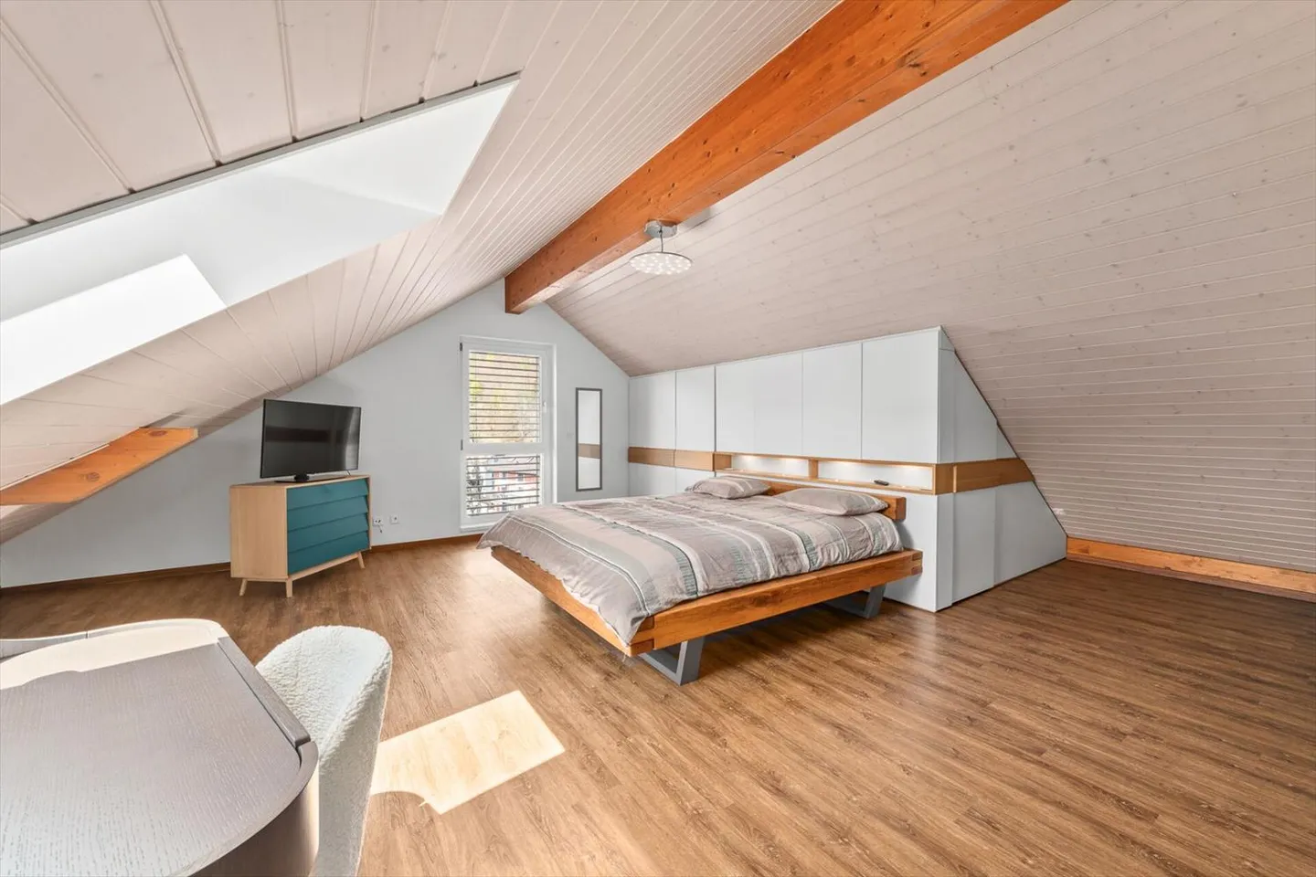 Contemporary and Bright Duplex - Ideal Central Location and Energy Performance - Photo 11 of 13