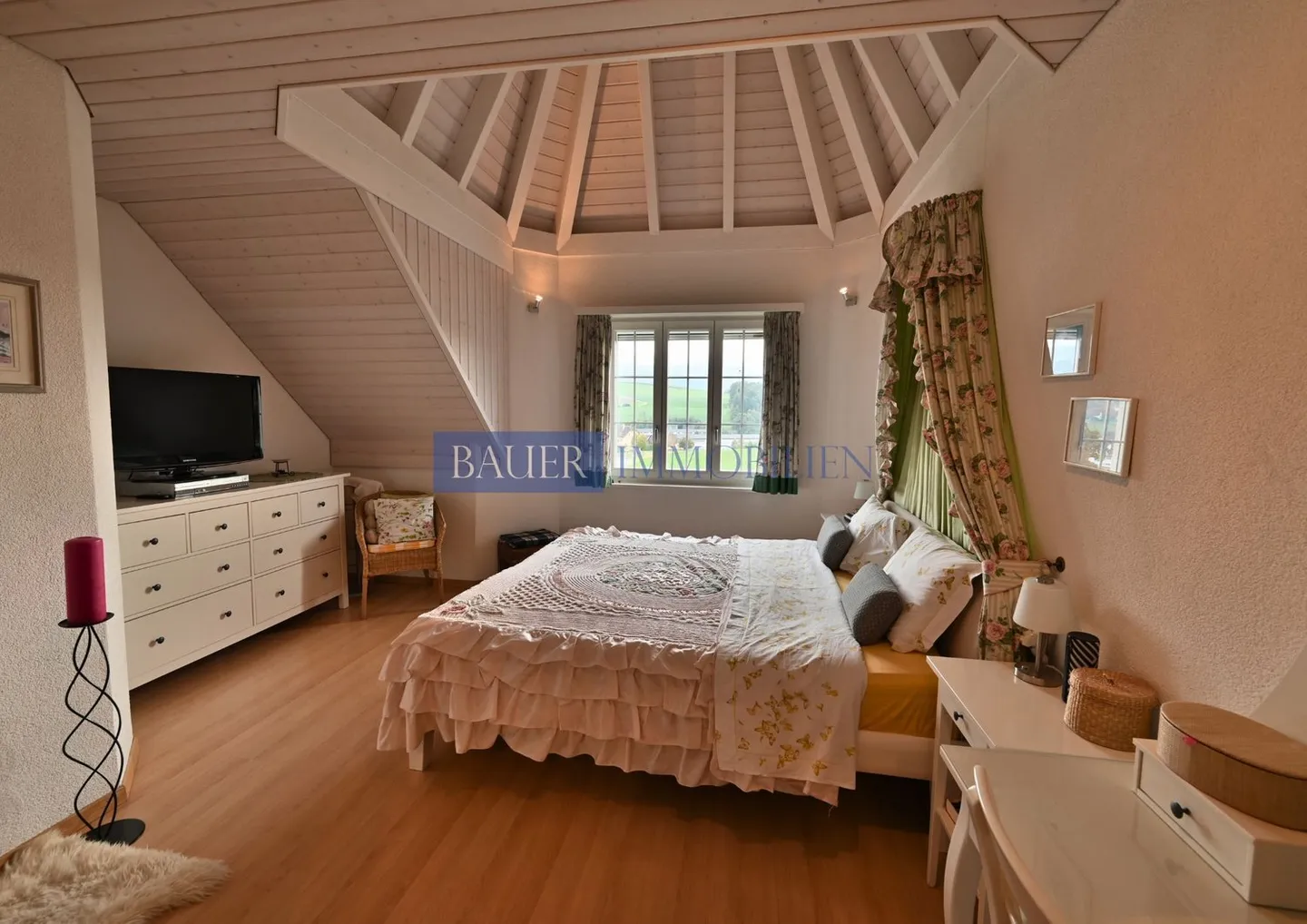 Maison familiale semi-détachée baignée de lumière avec charme, jardin et détails affectueux - Photo 5 sur 8