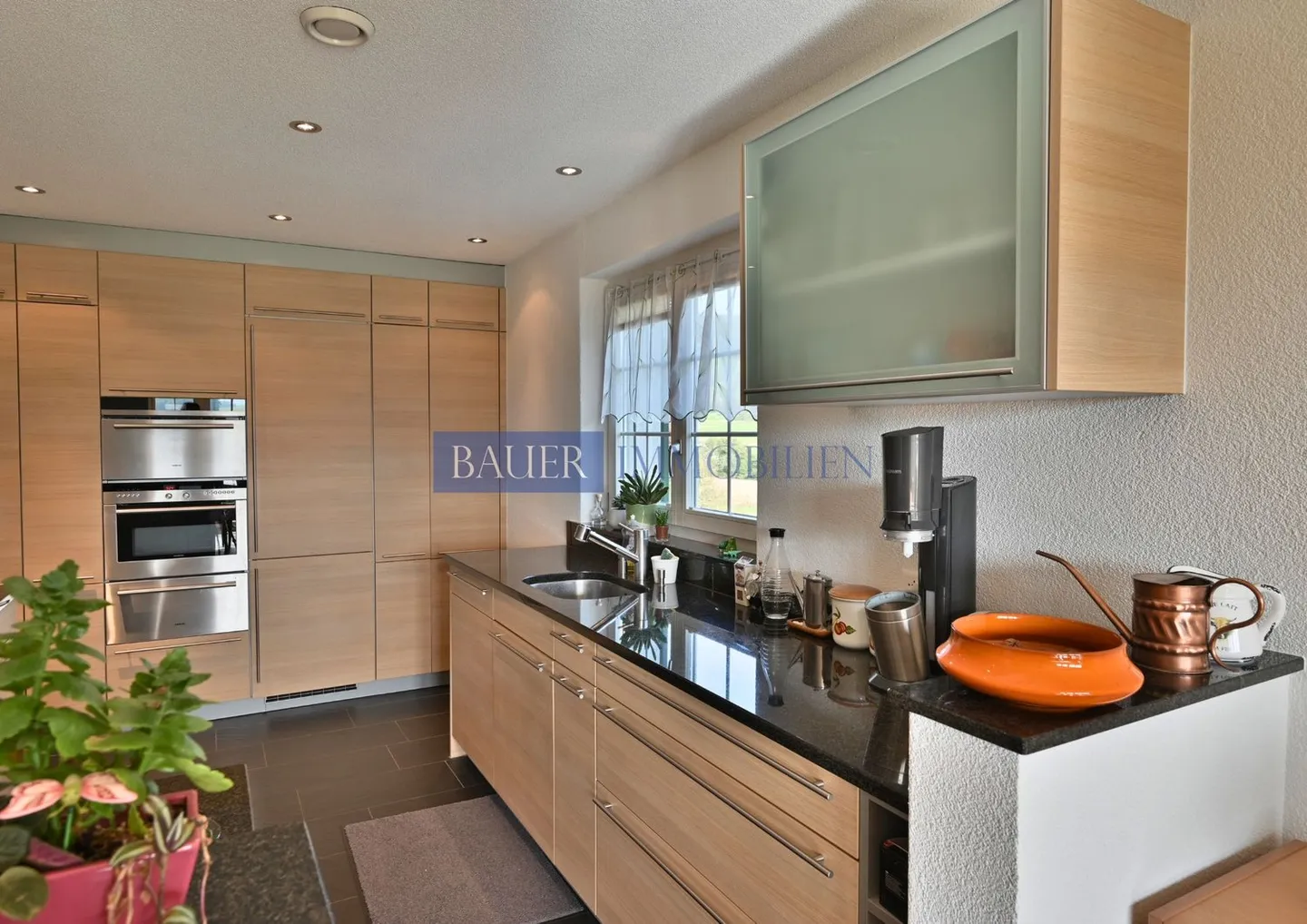 Maison familiale semi-détachée baignée de lumière avec charme, jardin et détails affectueux - Photo 3 sur 8