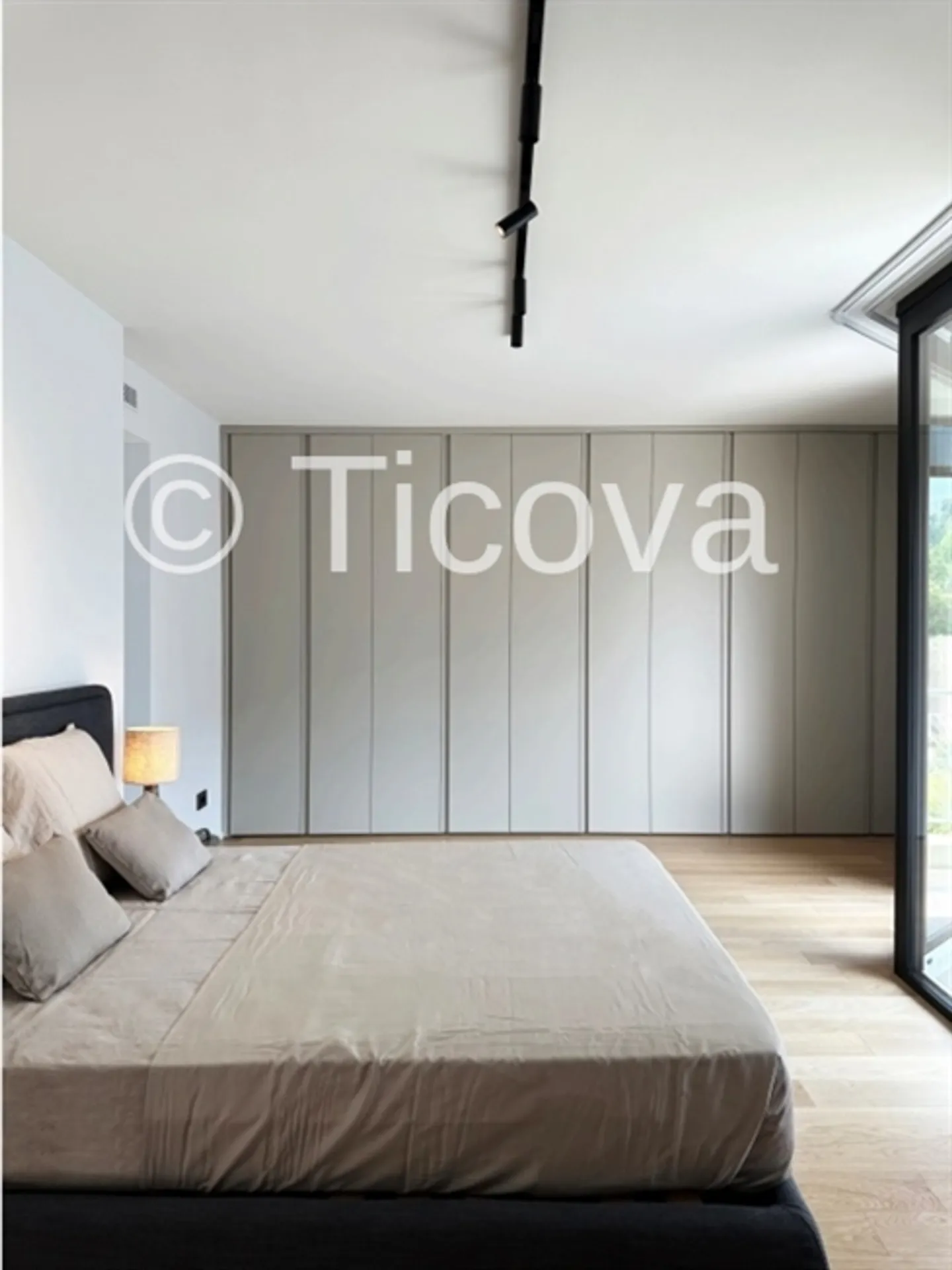 Modern Penthouse with Rooftop Terrace - Photo 9 of 20