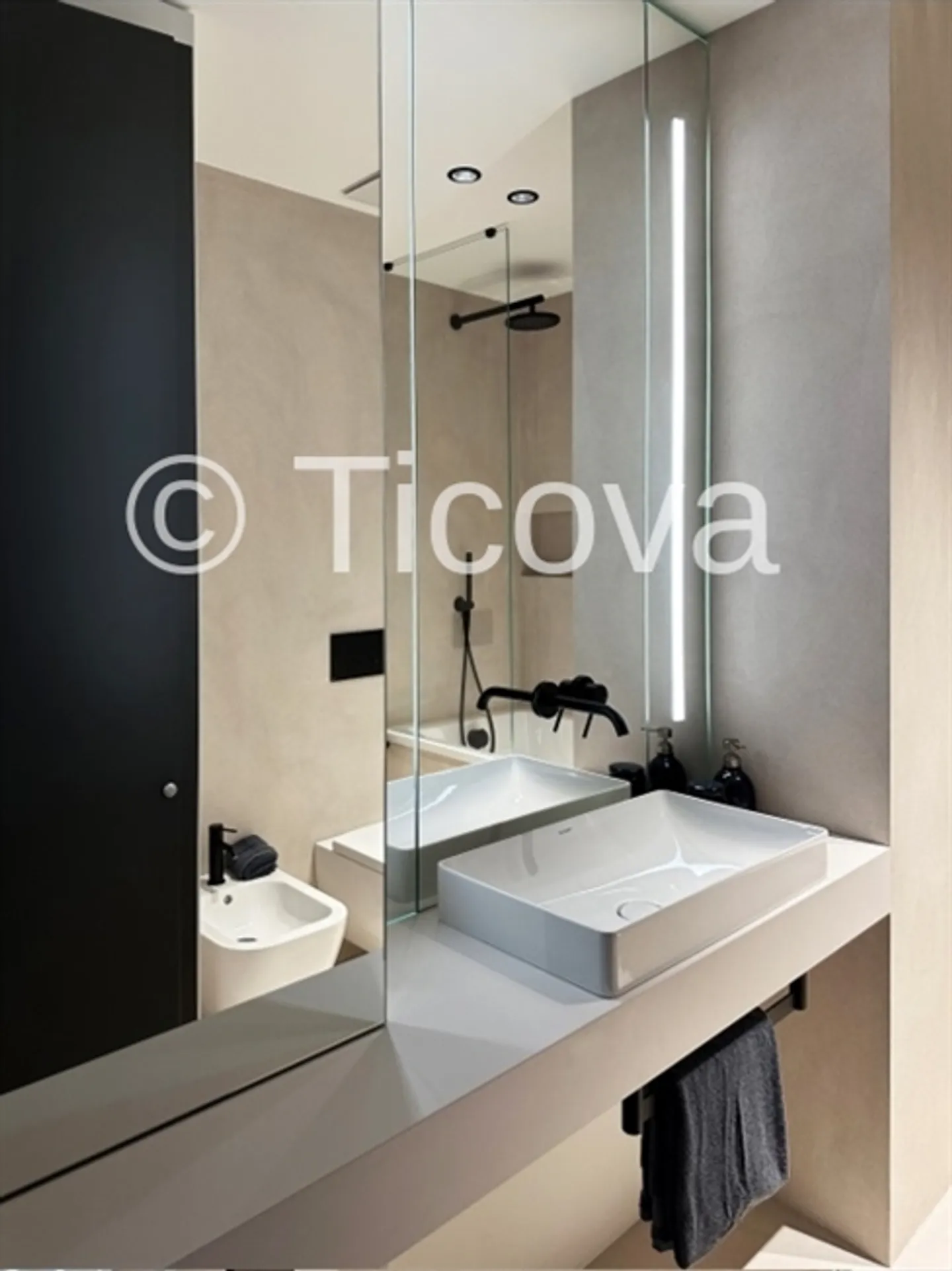 Modern Penthouse with Rooftop Terrace - Photo 16 of 20