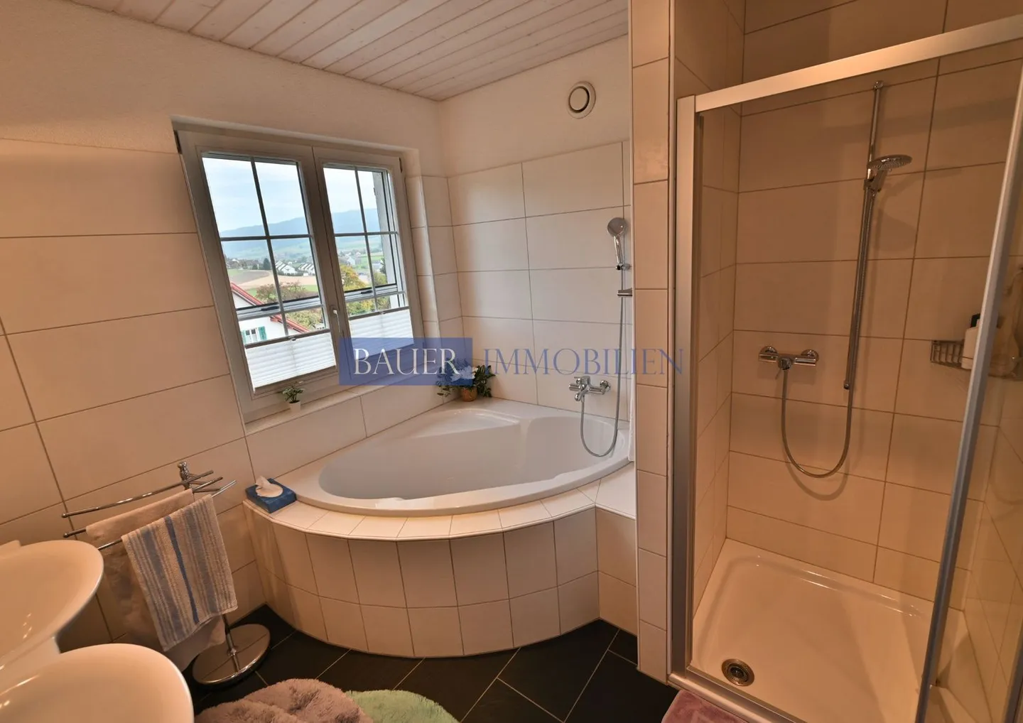 Maison familiale semi-détachée baignée de lumière avec charme, jardin et détails affectueux - Photo 6 sur 8