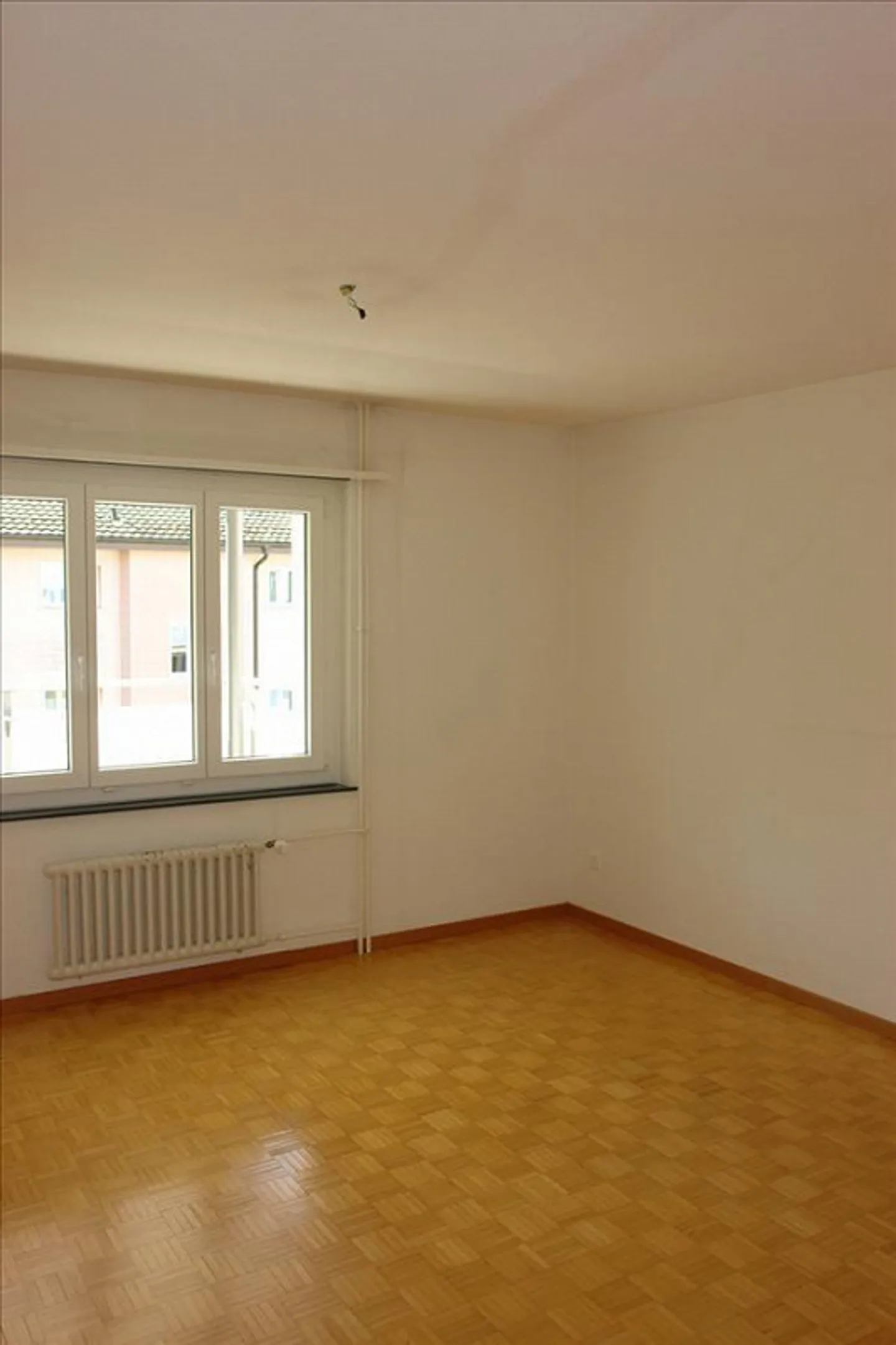 Accogliente appartamento di 3 locali in una casa di sei-famiglia - Foto 6 di 7