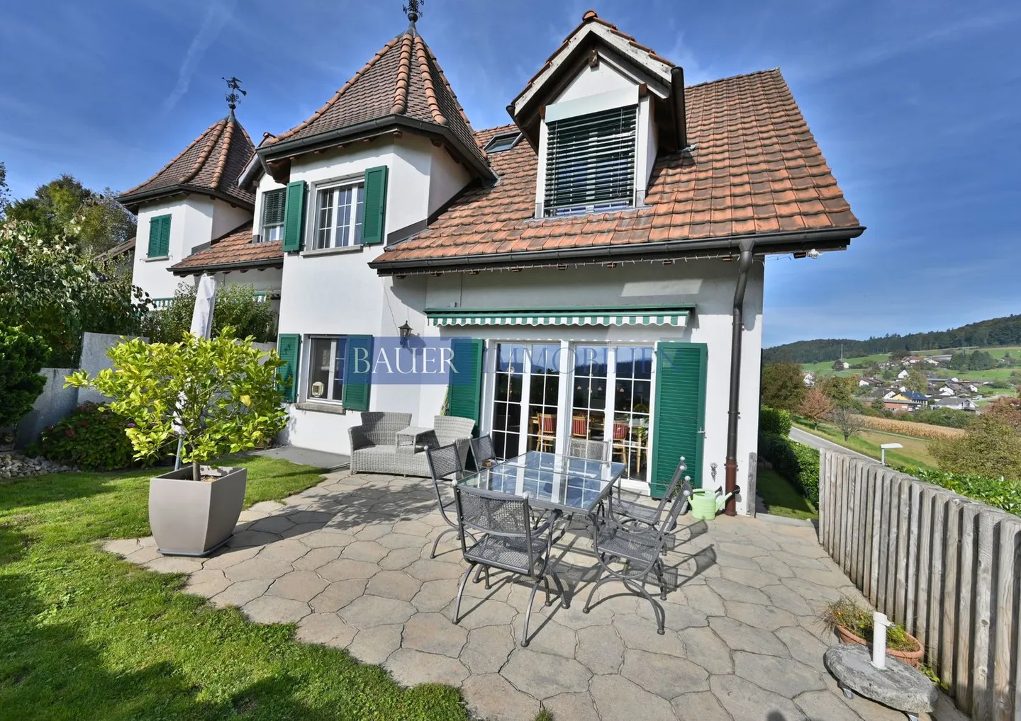 Maison familiale semi-détachée baignée de lumière avec charme, jardin et détails affectueux - Photo 7 sur 8