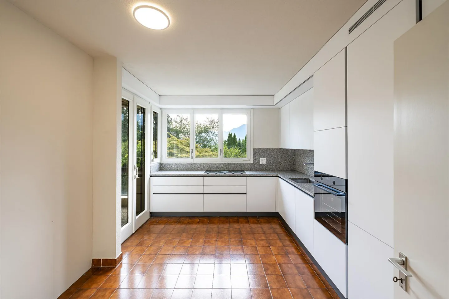 Renovated apartment with large terrace - Photo 4 of 16
