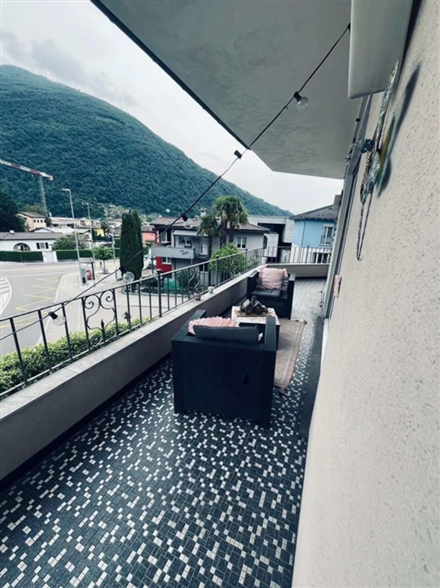 5.5-room apartment on the first floor in a semi-detached house for sale - Photo 1 of 10