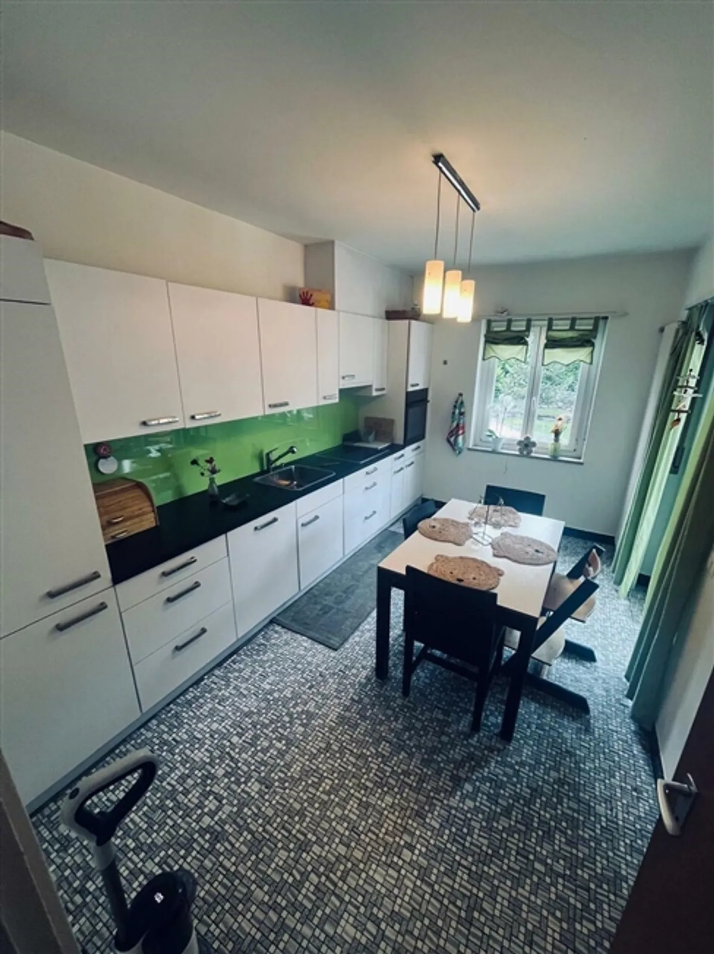 5.5-room apartment on the first floor in a semi-detached house for sale - Photo 2 of 10